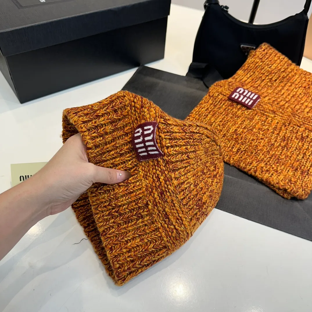P170 miumiu Xiaohongshu’s popular model, a new classic set of hats from the official website! Hat ➕Scarf! It feels great in hand! It’s warm and super comfortable. This winter, all you need is a hat set like this. It’s warm and fashionable! Welcome to choose!!