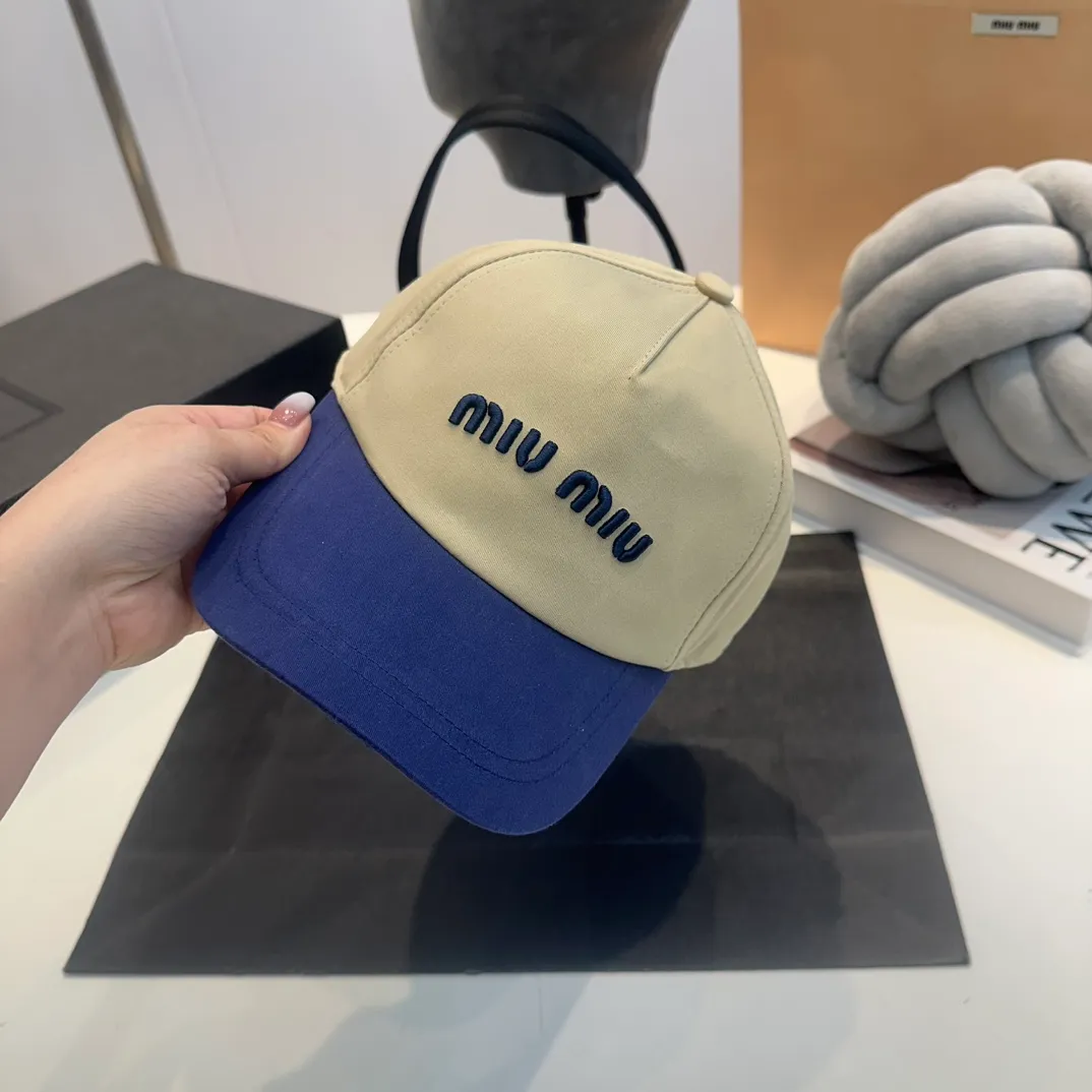 P56 MiuMiu Miu Miu girl's daily baseball cap. A very versatile baseball cap. Classic embroidered logo. Black and white contrasting colors. Versatile and fashionable.