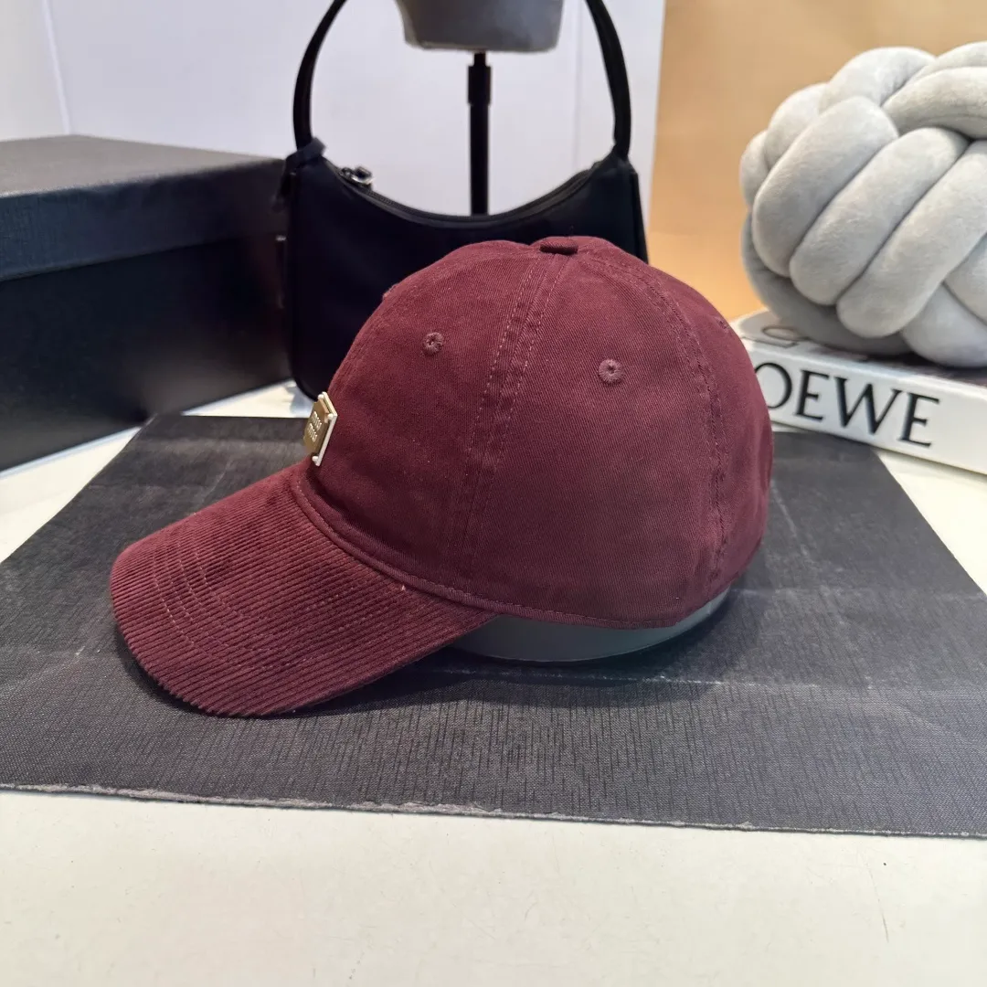 P60 Miumiu Miumiu's new custom-made baseball cap🧢The big brand style is super easy to match, so hurry up and get it!