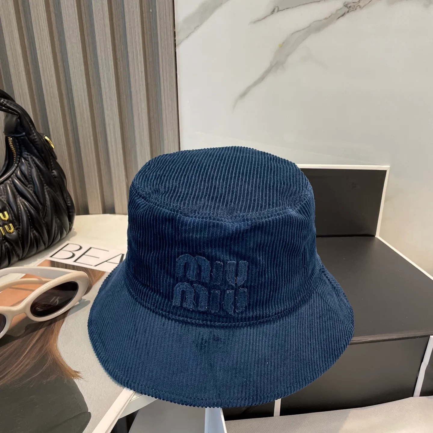 P76 miumiu limited new corduroy fisherman hat/baseball cap, corduroy textured fisherman hat. A very attractive fisherman hat ~ the same style for men and women. It has its own atmosphere when going out every day. It feels great to change it occasionally.