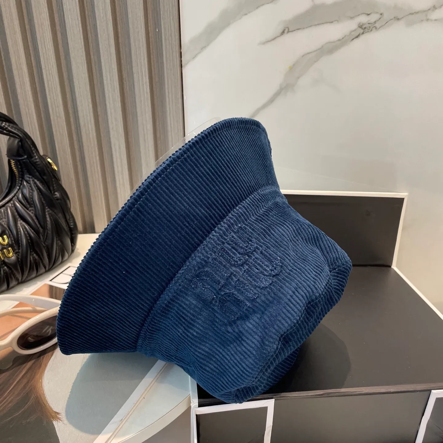 P76 miumiu limited new corduroy fisherman hat/baseball cap, corduroy textured fisherman hat. A very attractive fisherman hat ~ the same style for men and women. It has its own atmosphere when going out every day. It feels great to change it occasionally.