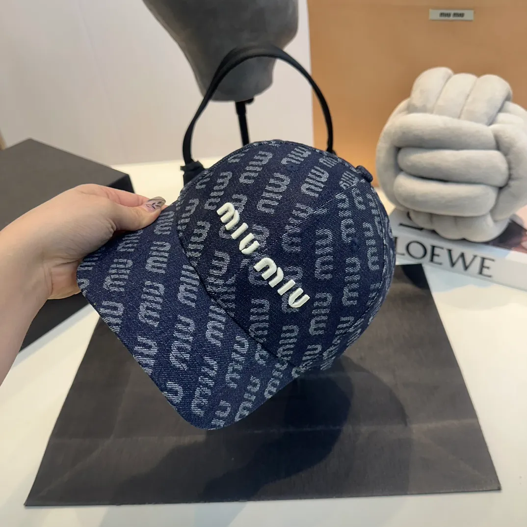 P60 miumiu new denim baseball cap, the hottest color at the moment - full of street style! Trendy and versatile, Xiaohongshu grows grass, poison, get your boyfriend, and cool together