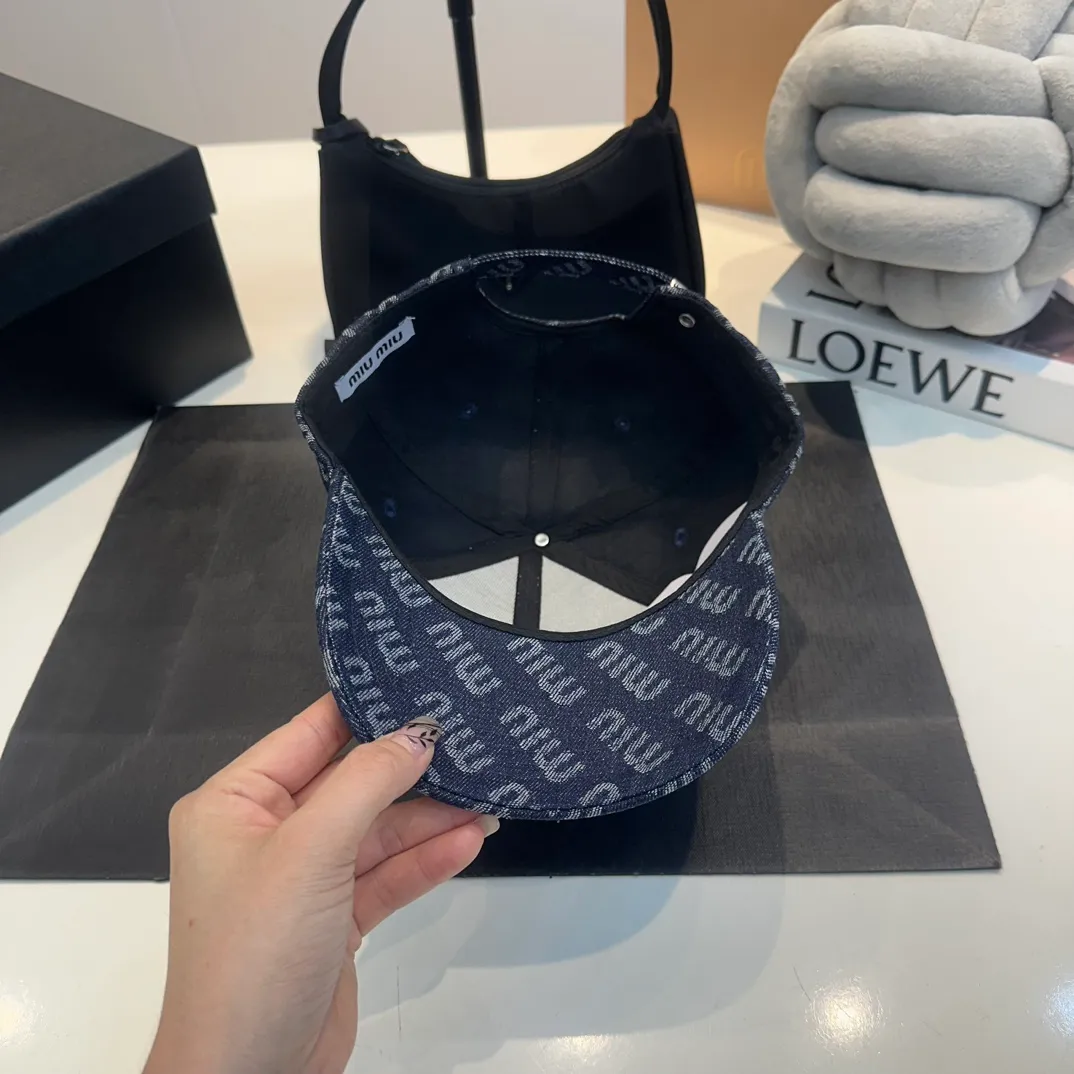 P60 miumiu new denim baseball cap, the hottest color at the moment - full of street style! Trendy and versatile, Xiaohongshu grows grass, poison, get your boyfriend, and cool together
