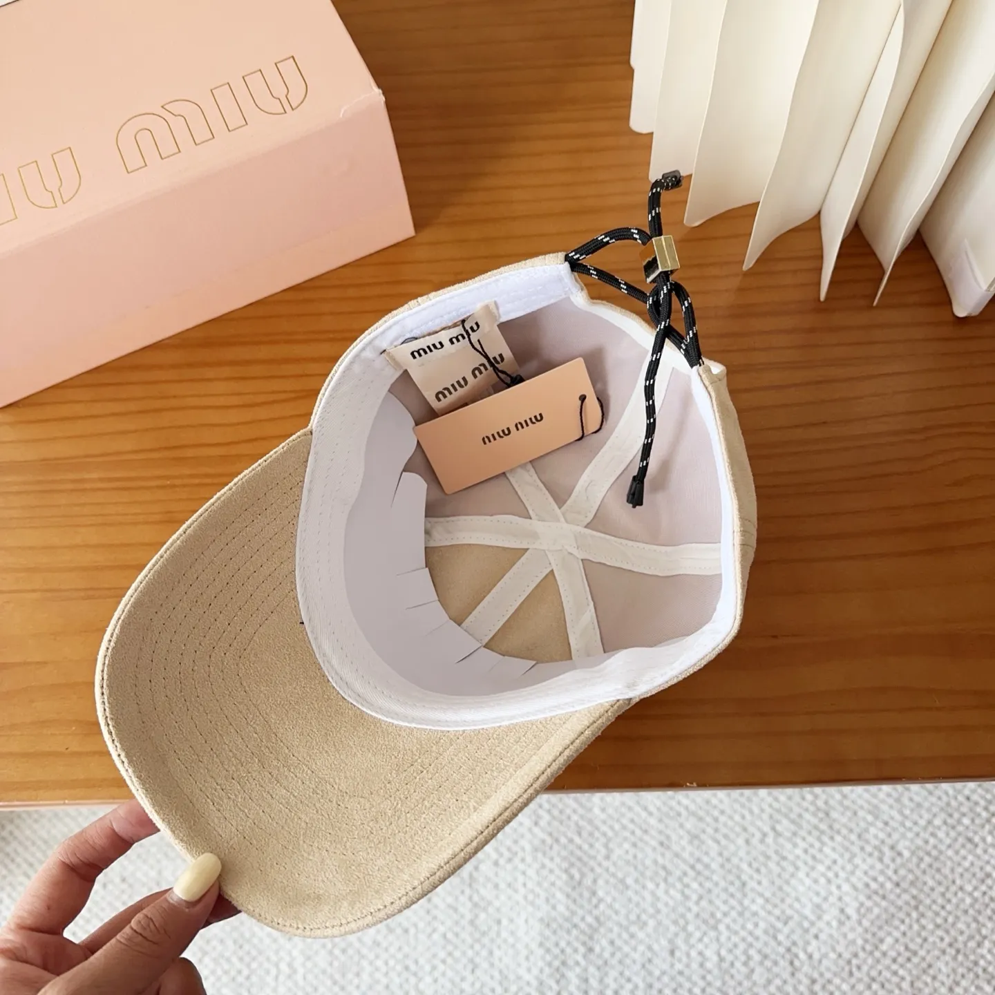 💰60 miumiu new corduroy baseball cap for autumn and winter. The original order is authentic and made to order. The original workmanship is meticulous and the quality is superb!