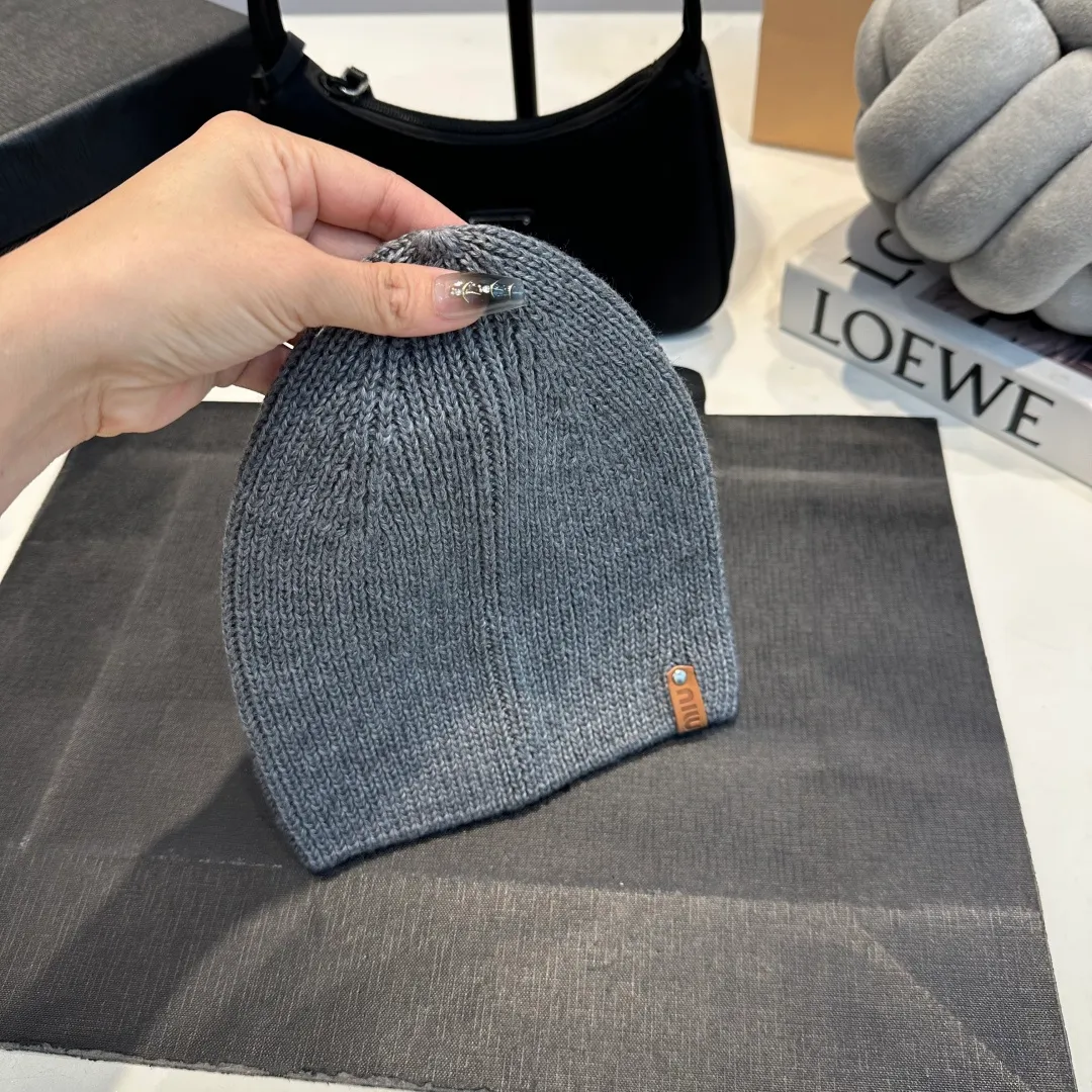 P50 MiuMiu Miu Miu's best-selling model, miumiu's new fall and winter counter knitted woolen hats for men and women, with first-class texture, perfect for going out on the street!