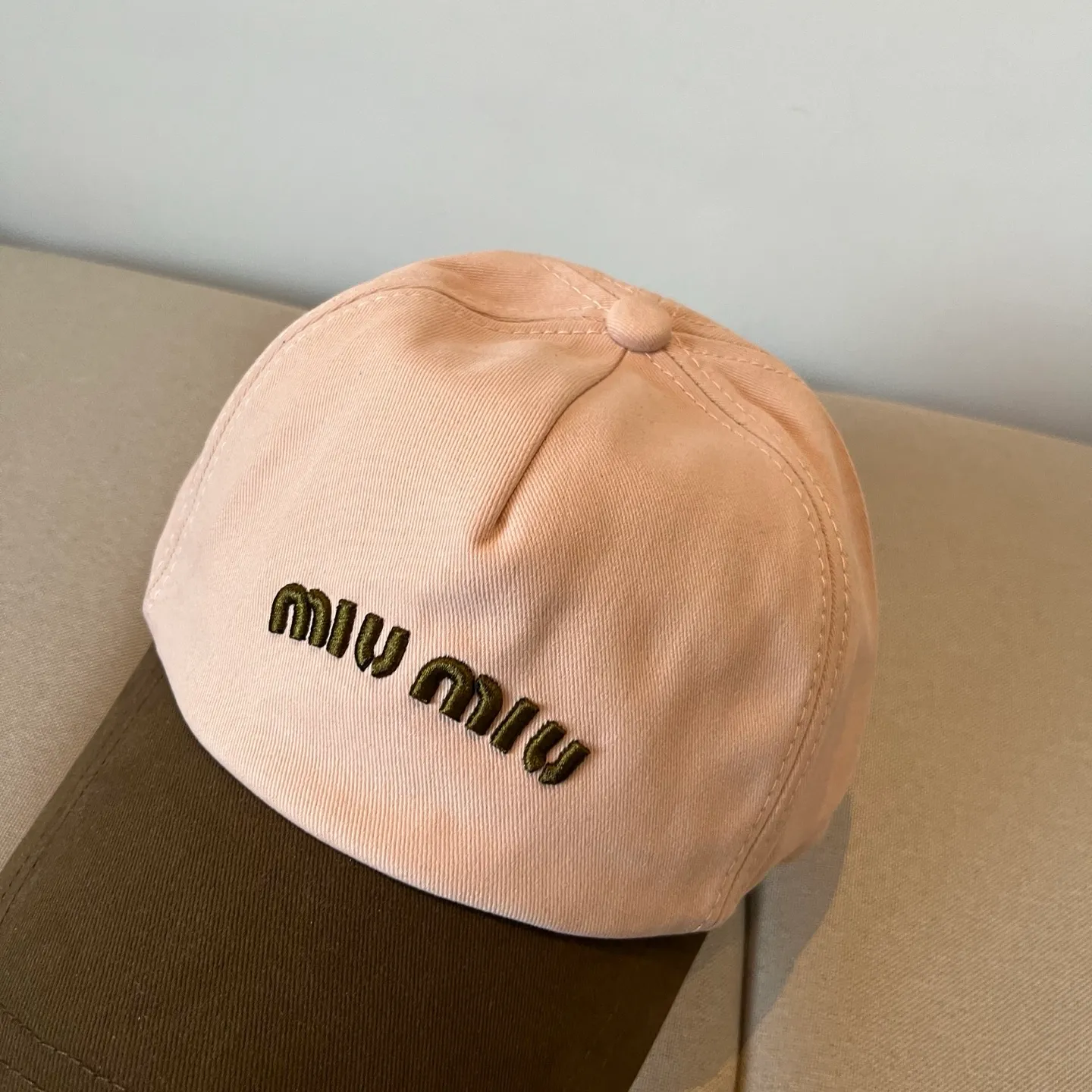 P60 miumiu original spring and summer new baseball cap, authentic mold-making and custom-made, the original workmanship is meticulous and the quality is superb!