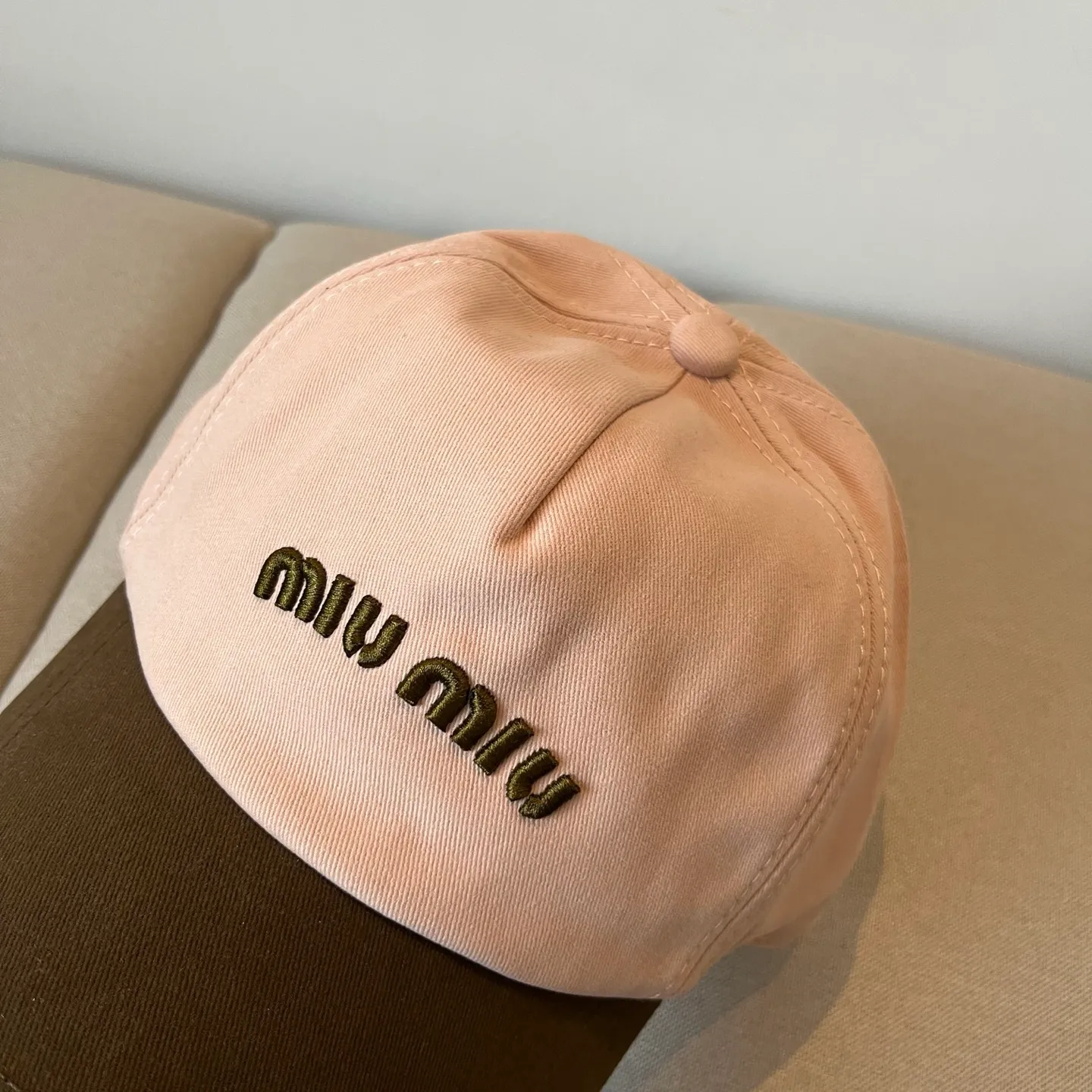 P60 miumiu original spring and summer new baseball cap, authentic mold-making and custom-made, the original workmanship is meticulous and the quality is superb!
