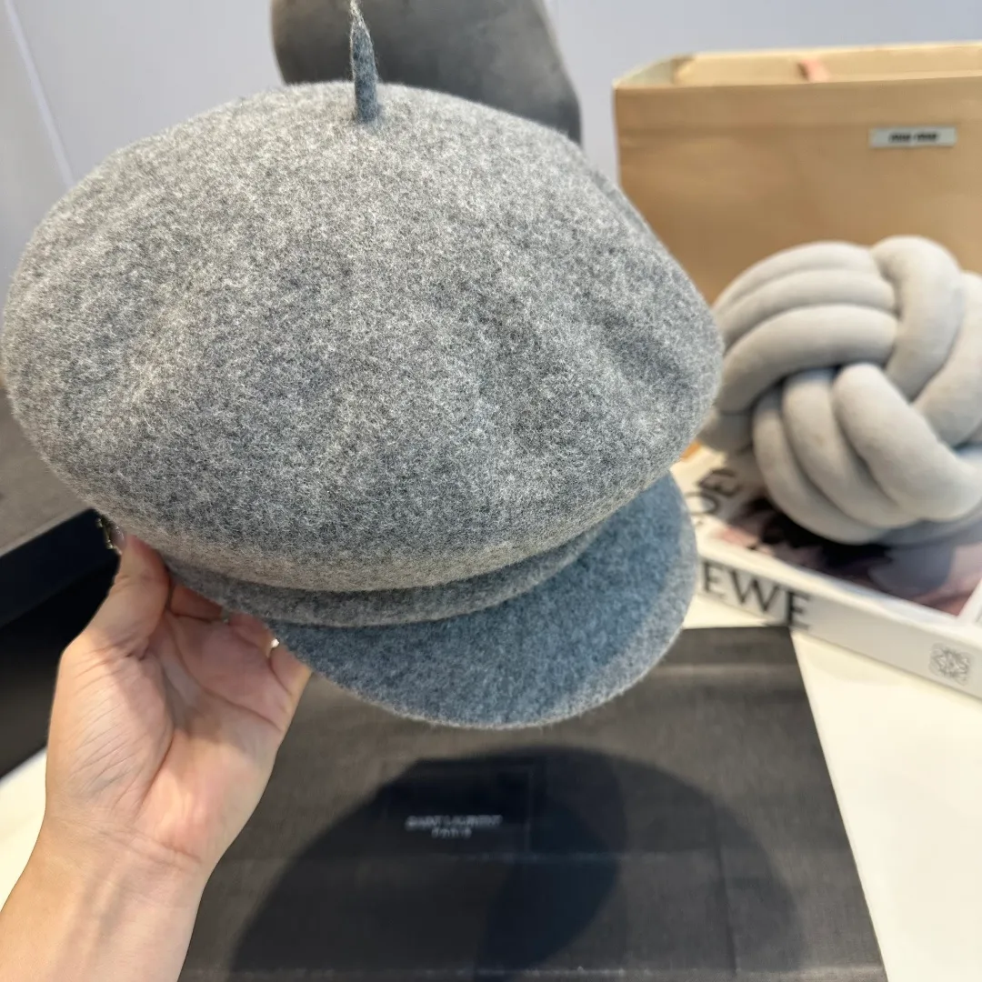 P70 miumiu's new wool autumn and winter octagonal hat is the one that shows off your face! A solid color hat🧢 is a permanent and versatile style!