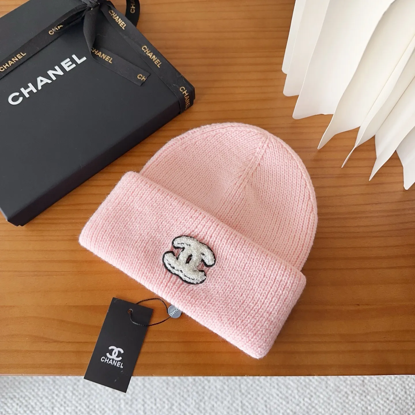 💰70 miumiu’s most popular knitted hat at Miumiu counter! Xiaohongshu’s new product is released, it’s so 🉑️, high-elastic fabric, classic colors, same style for men and women.