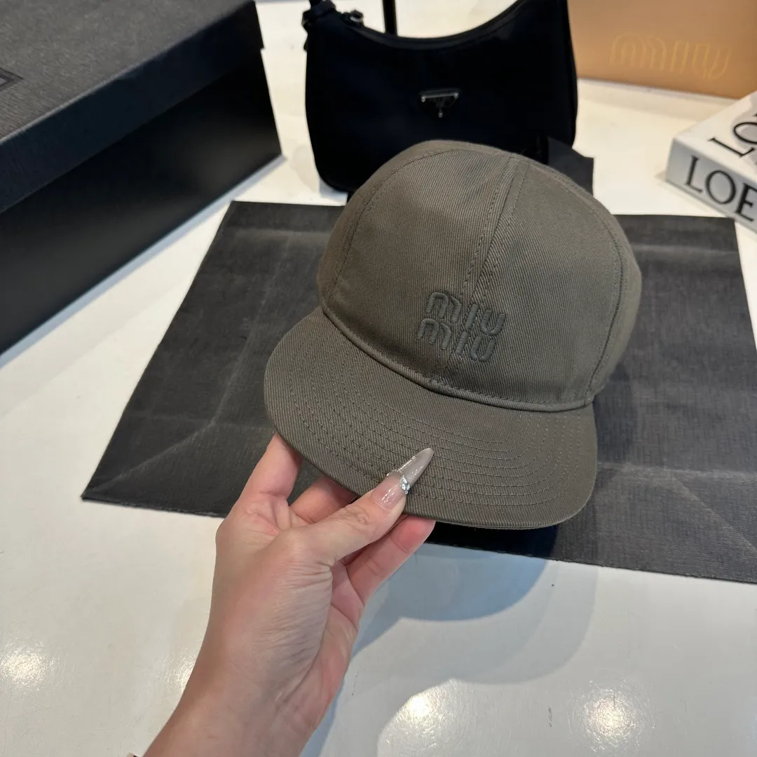P80 synchronized with Miumiu counters. Colorful drawstring baseball cap. Miumiu new baseball cap. Popular style at the moment. Full of street style. Trendy and versatile. Xiaohongshuzhongcao. Get your boyfriend and be cool together. Highly recommended to everyone. Head circumference 55-58cm. Size can be adjusted.