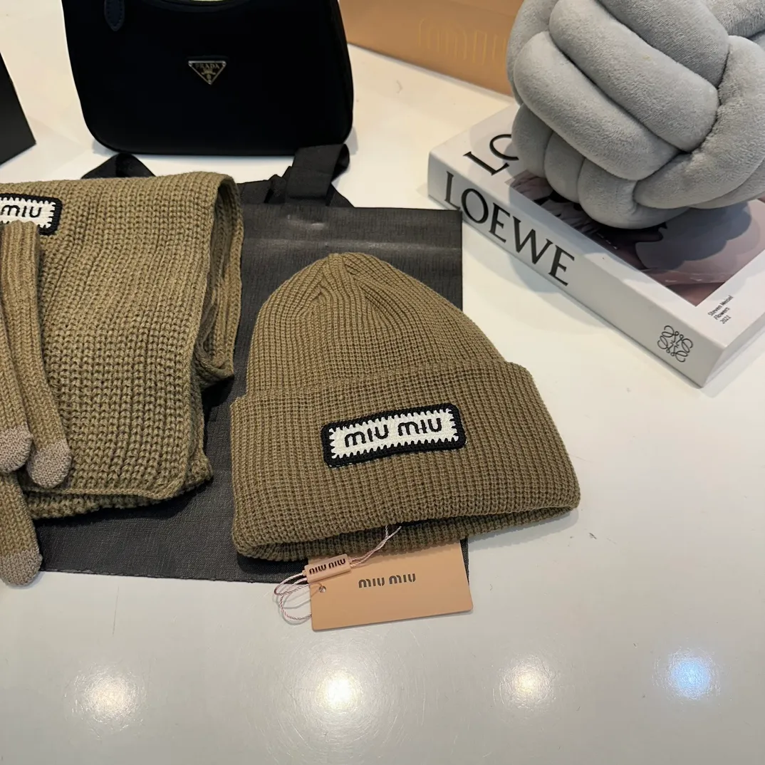 P170 MiuMiu～The new autumn and winter cold hat knitted hat three-piece set, hat, gloves and scarf, super soft and stretchy, very warm, with an amazing concave shape!