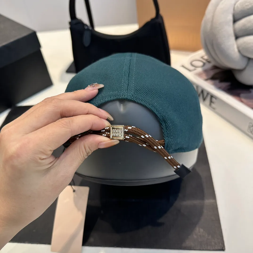 P80 official website miumiu details and quality matching baseball cap, 1:1 reproduction, please look for the only detailed matching in the high-end quality market, recommended by Xiaohongshu, fashionable and versatile, one that many celebrities like, very explosive, very popular, very good-looking!