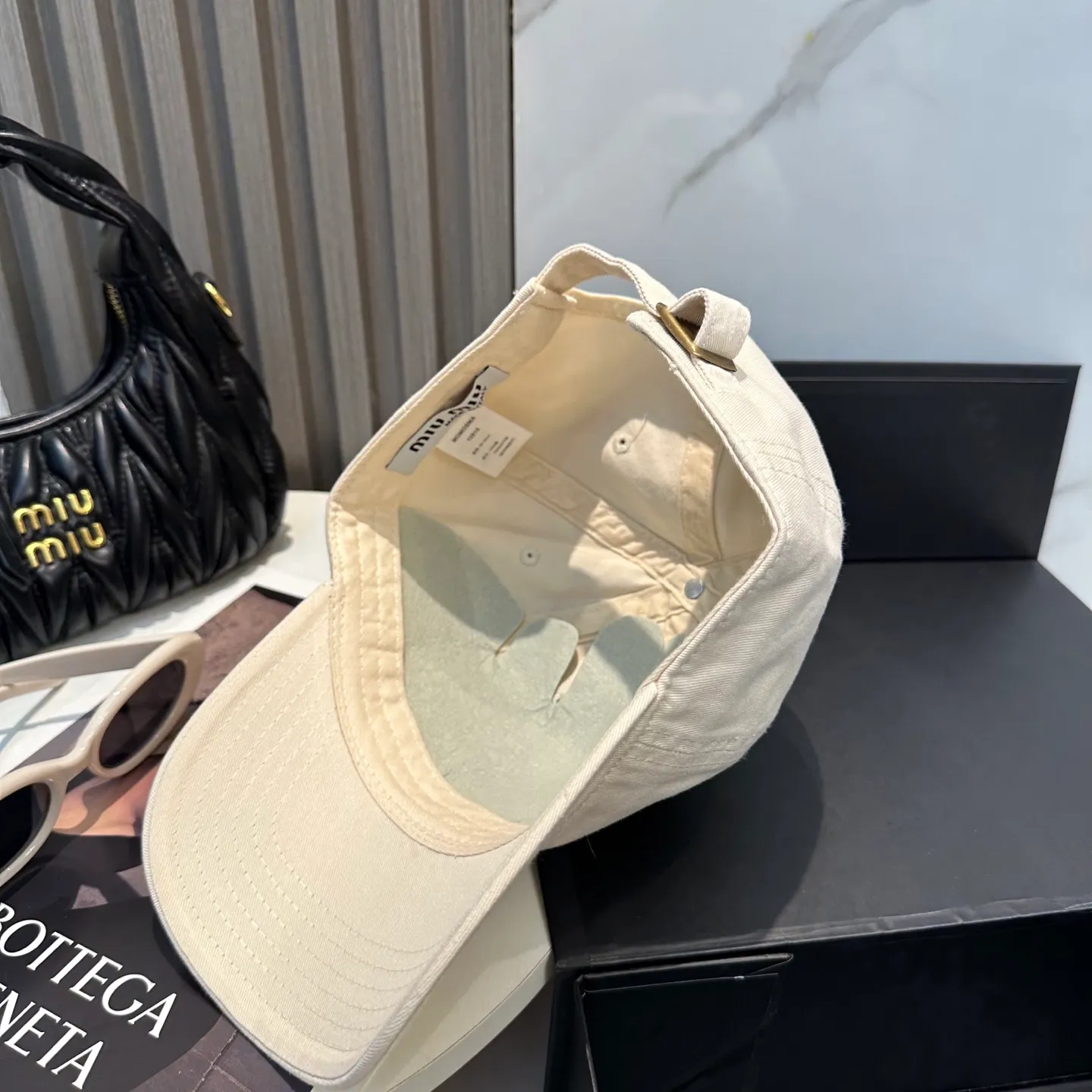 P56 miumiu Miu Miu's new candy-colored simple baseball cap. The hottest color at the moment - full of street style! Trendy and versatile, Xiaohongshu grows grass, poison, get your boyfriend, and cool together