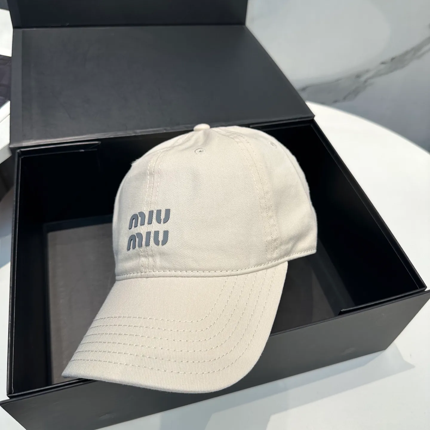P56 miumiu Miu Miu's new candy-colored simple baseball cap. The hottest color at the moment - full of street style! Trendy and versatile, Xiaohongshu grows grass, poison, get your boyfriend, and cool together