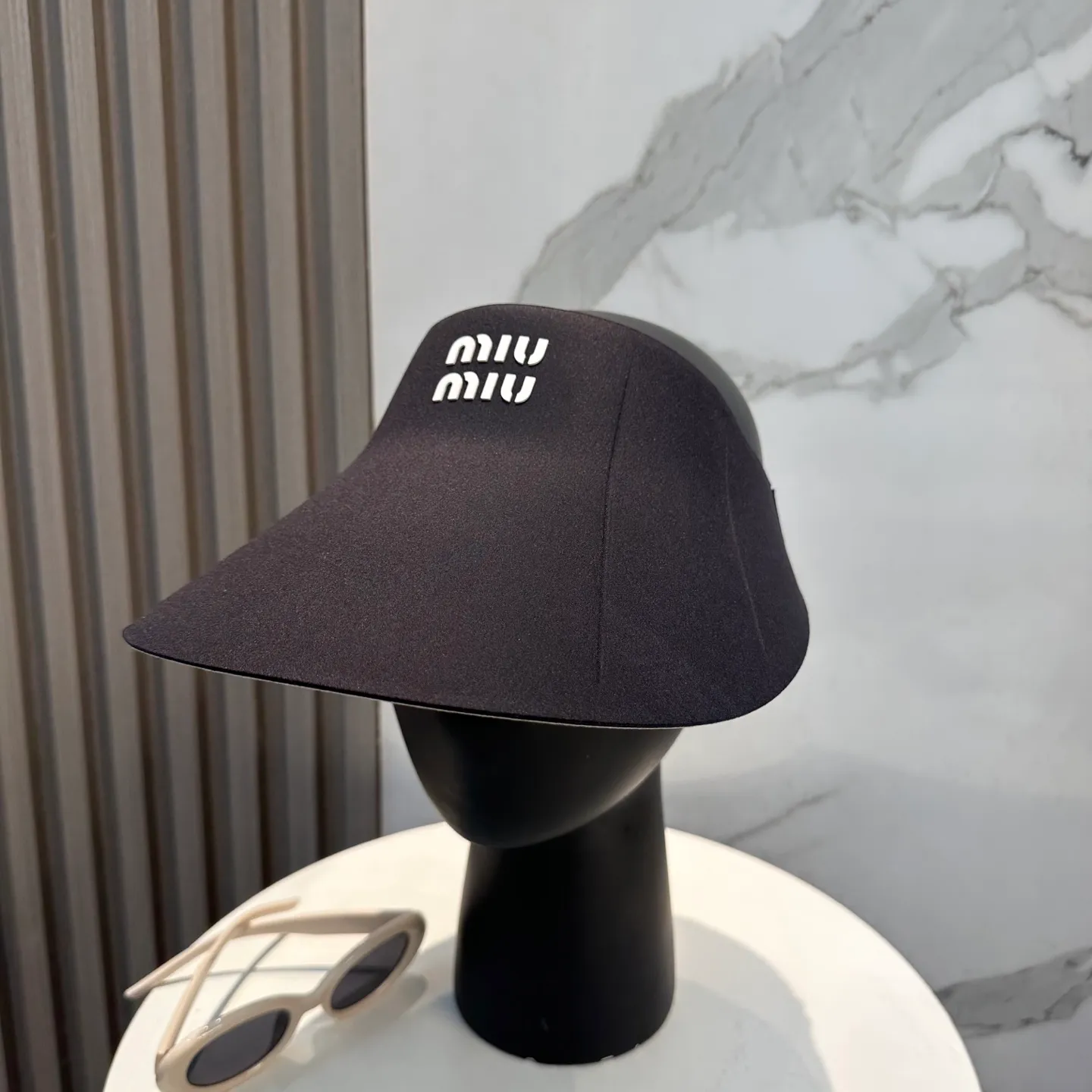 P66 miumiu Miu Miu～The new summer seamless duck bill empty top hat is a summer sunshade artifact. It will not be stuffy at all. The oversized brim is more sun-protective.