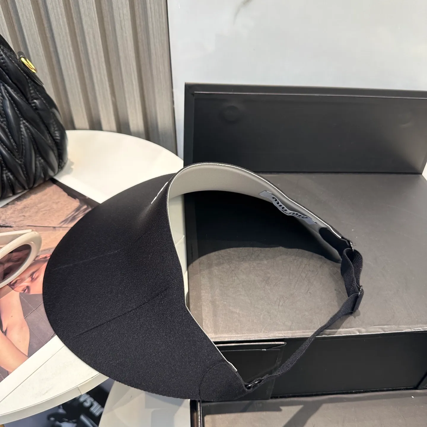 P66 miumiu Miu Miu～The new summer seamless duck bill empty top hat is a summer sunshade artifact. It will not be stuffy at all. The oversized brim is more sun-protective.