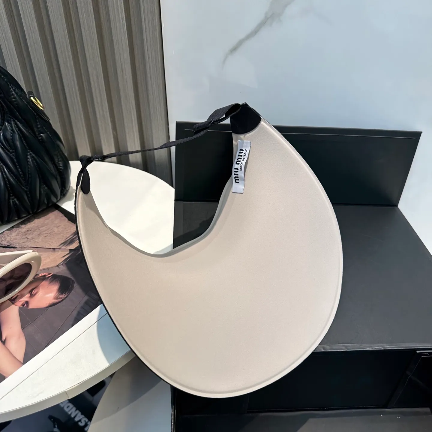 P66 miumiu Miu Miu～The new summer seamless duck bill empty top hat is a summer sunshade artifact. It will not be stuffy at all. The oversized brim is more sun-protective.