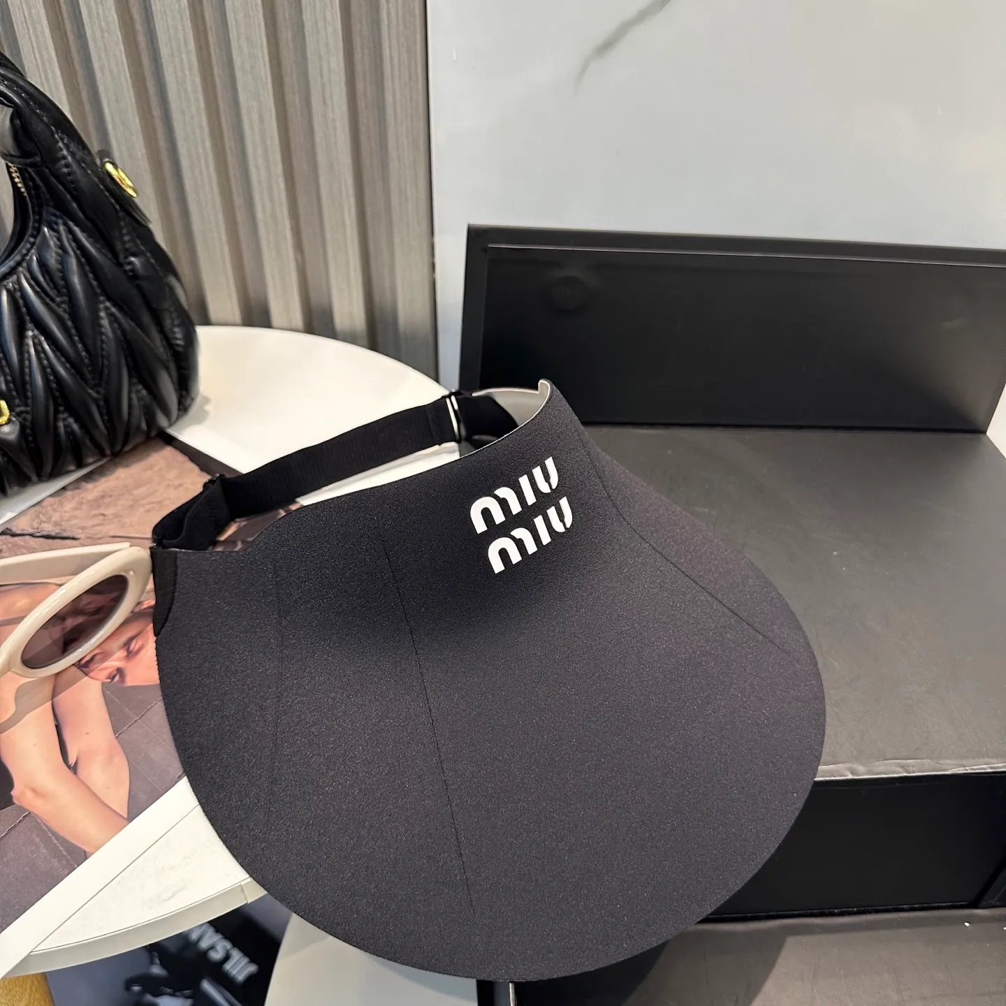 P66 miumiu Miu Miu～The new summer seamless duck bill empty top hat is a summer sunshade artifact. It will not be stuffy at all. The oversized brim is more sun-protective.