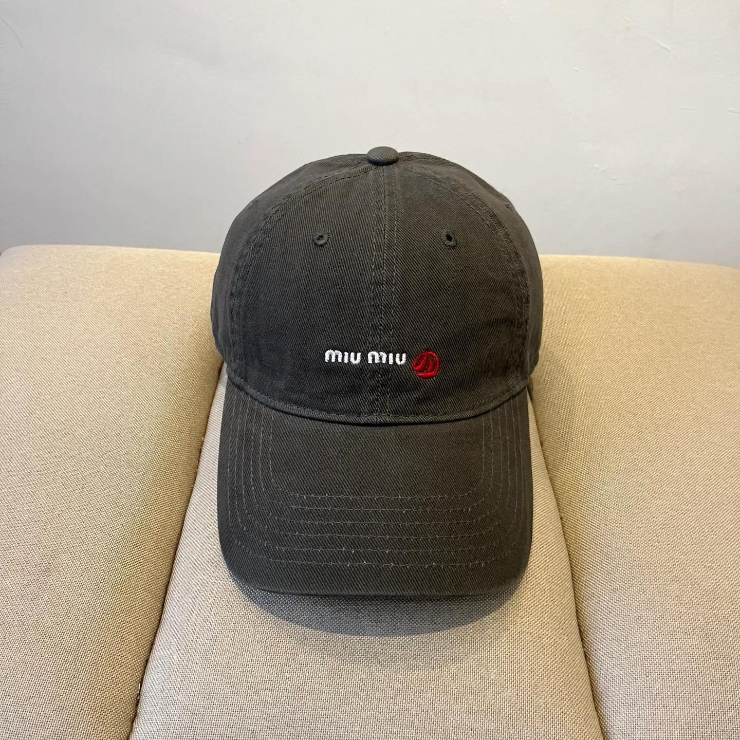 P60 miumiu original spring and summer new baseball cap, authentic mold-making and custom-made, the original workmanship is meticulous and the quality is superb!