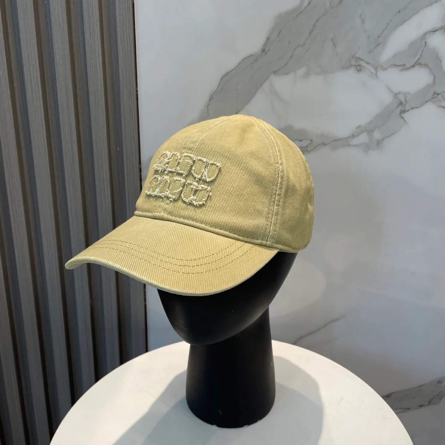 P66 miumiu's new baseball cap from Miu Miu's counter. One-to-one mold customization. Head circumference 57cm. Unisex. miumiu's new baseball cap is popular right now and has a full street feel! Trendy and versatile, Xiaohongshu grows grass, poison, get your boyfriend, and cool together