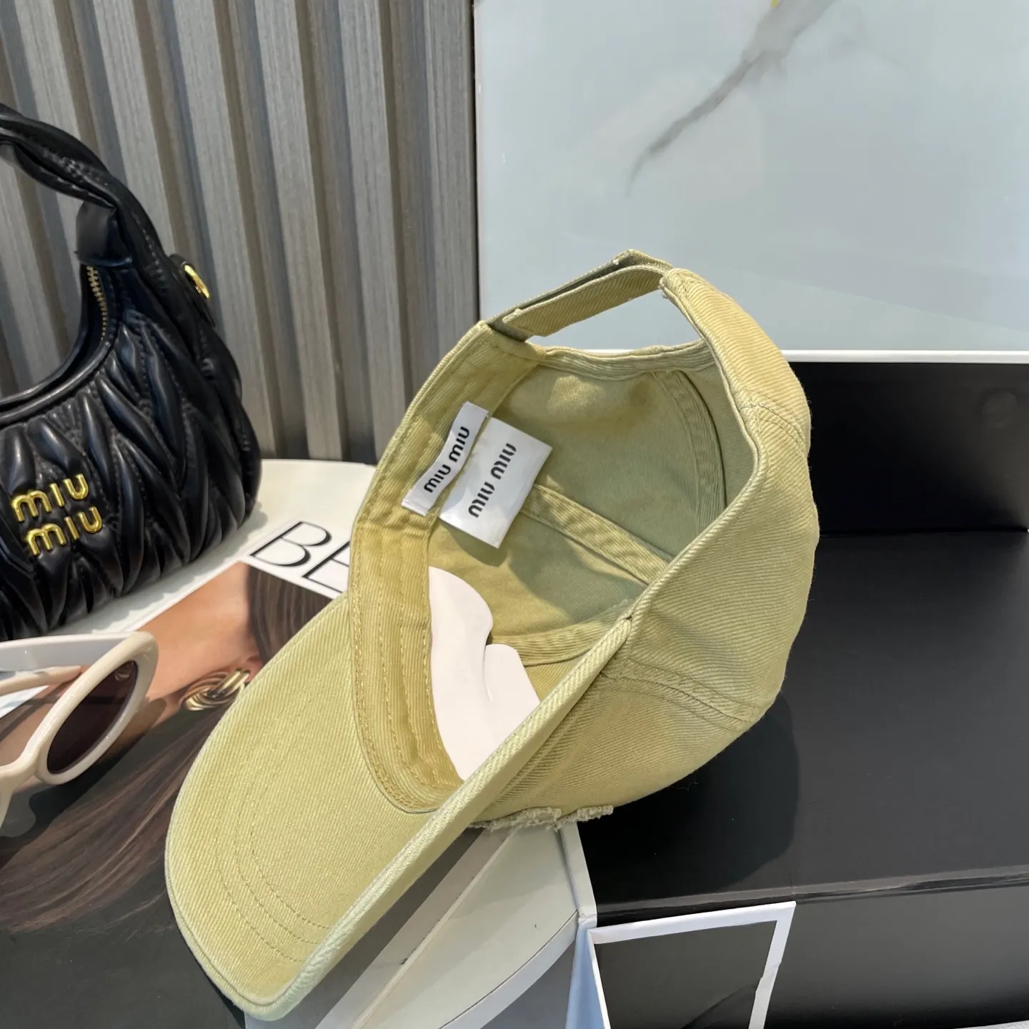 P66 miumiu's new baseball cap from Miu Miu's counter. One-to-one mold customization. Head circumference 57cm. Unisex. miumiu's new baseball cap is popular right now and has a full street feel! Trendy and versatile, Xiaohongshu grows grass, poison, get your boyfriend, and cool together