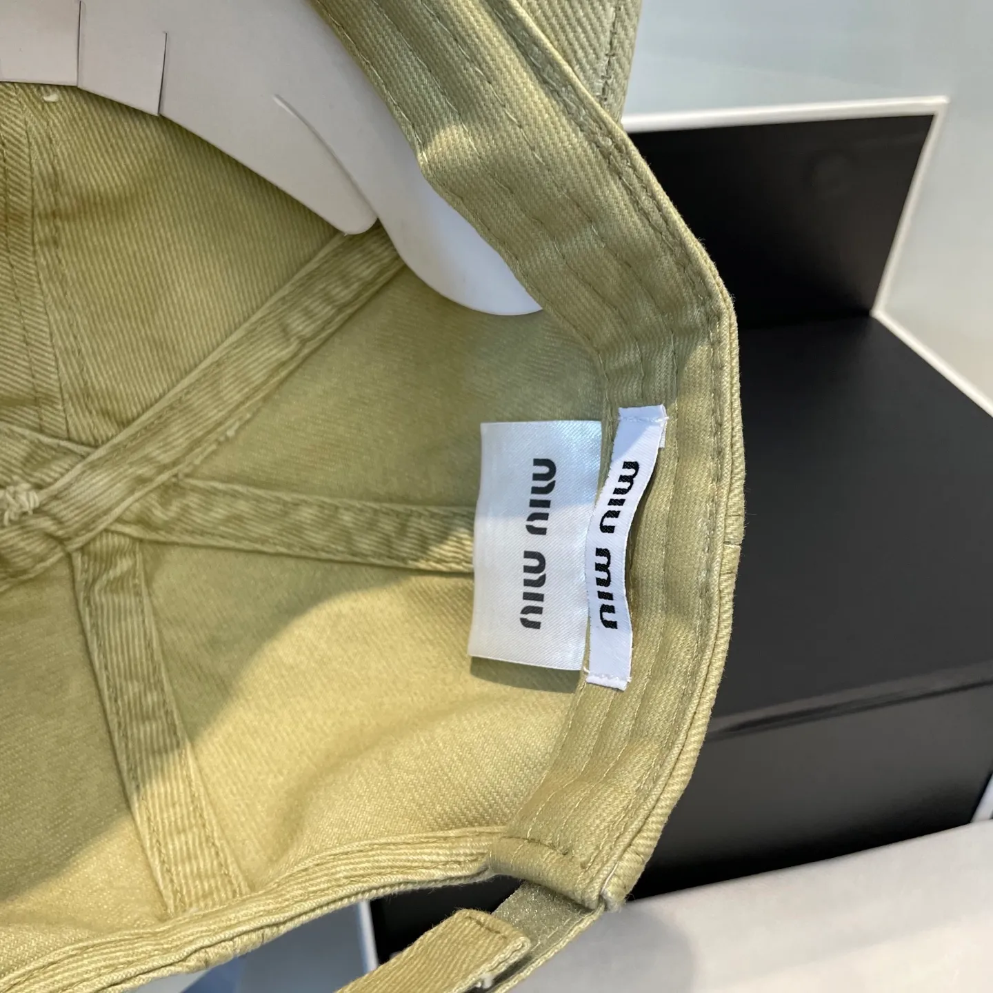 P66 miumiu's new baseball cap from Miu Miu's counter. One-to-one mold customization. Head circumference 57cm. Unisex. miumiu's new baseball cap is popular right now and has a full street feel! Trendy and versatile, Xiaohongshu grows grass, poison, get your boyfriend, and cool together