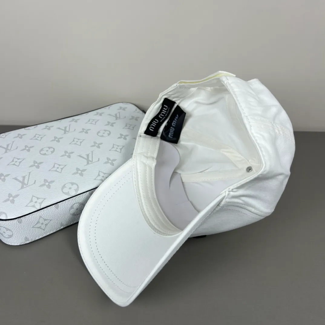 56💰Miumiu (recommended by Xiaohongshu’s popular model) original spring and summer new baseball cap, authentic mold-making and custom-made, the original workmanship is meticulous and the quality is superb!