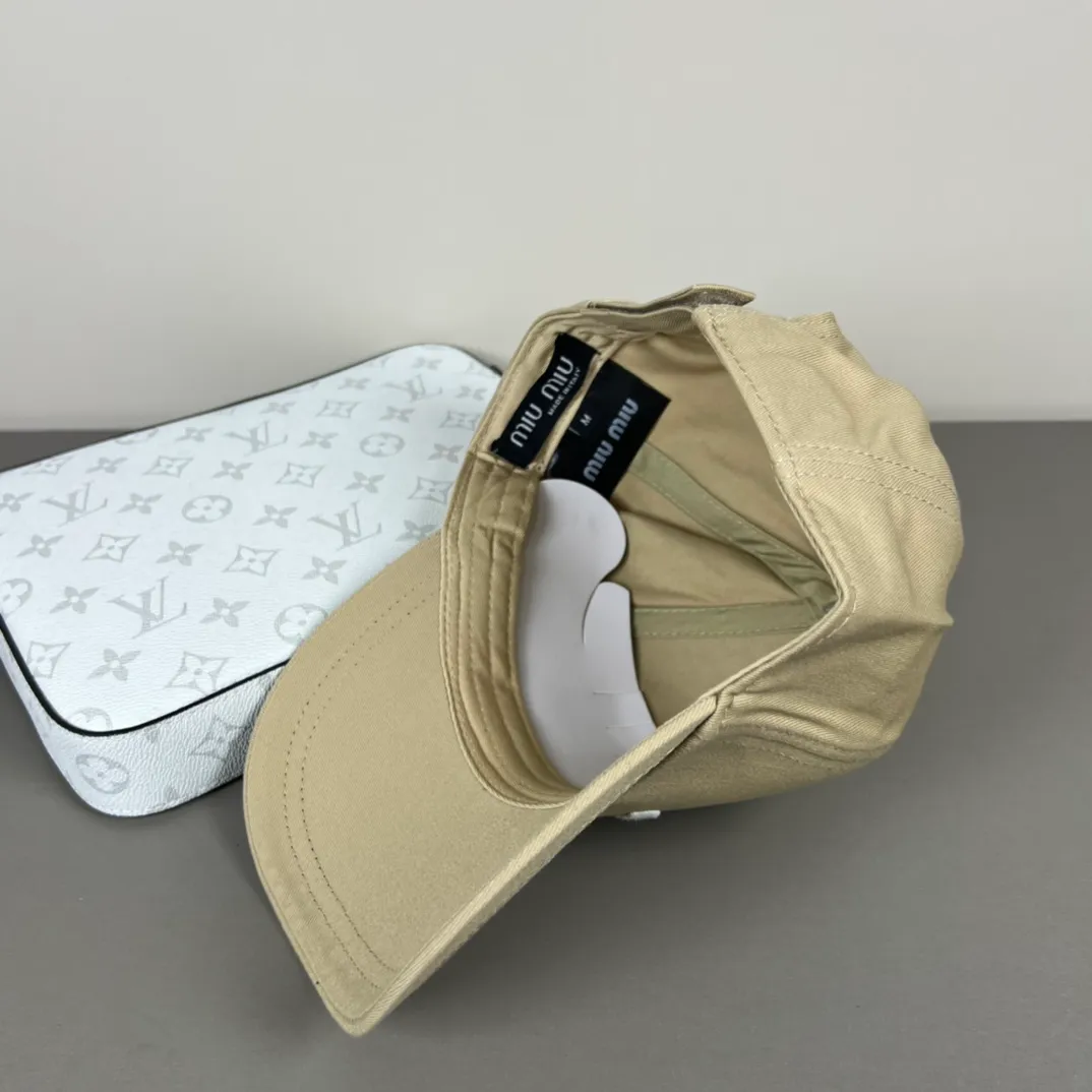 56💰Miumiu (recommended by Xiaohongshu’s popular model) original spring and summer new baseball cap, authentic mold-making and custom-made, the original workmanship is meticulous and the quality is superb!