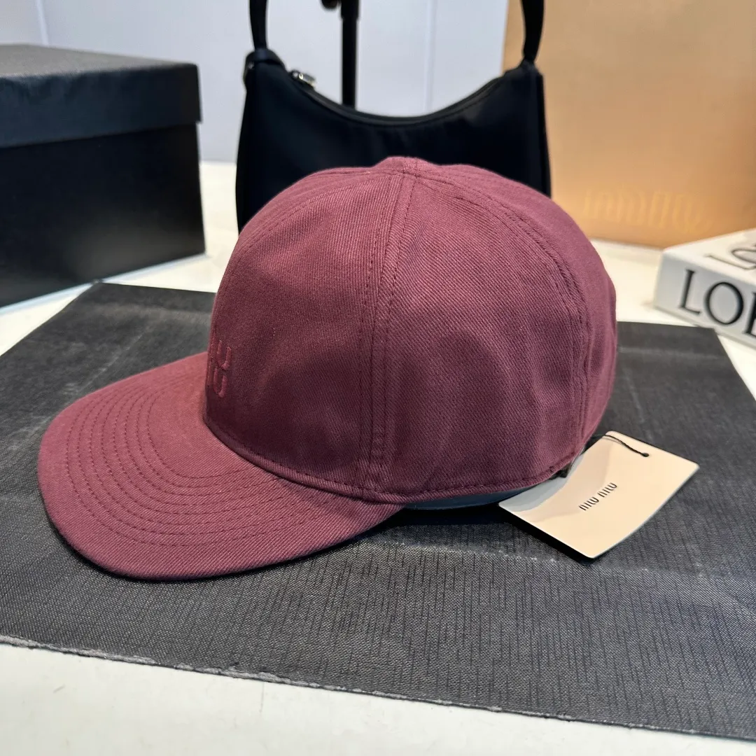 P80 synchronized with Miumiu counters. Colorful drawstring baseball cap. Miumiu new baseball cap. Popular style at the moment. Full of street style. Trendy and versatile. Xiaohongshuzhongcao. Get your boyfriend and be cool together. Highly recommended to everyone. Head circumference 55-58cm. Size can be adjusted.