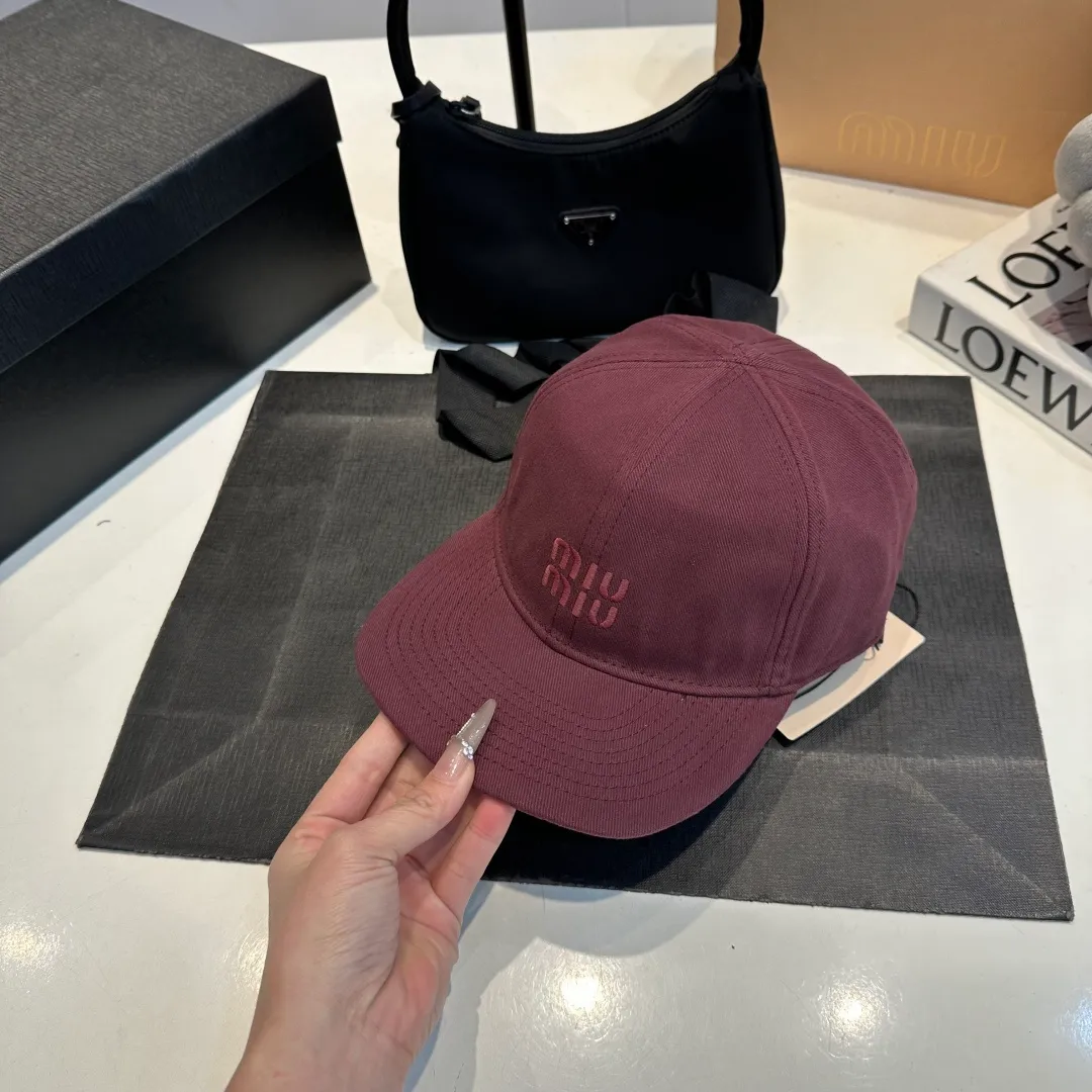 P80 synchronized with Miumiu counters. Colorful drawstring baseball cap. Miumiu new baseball cap. Popular style at the moment. Full of street style. Trendy and versatile. Xiaohongshuzhongcao. Get your boyfriend and be cool together. Highly recommended to everyone. Head circumference 55-58cm. Size can be adjusted.