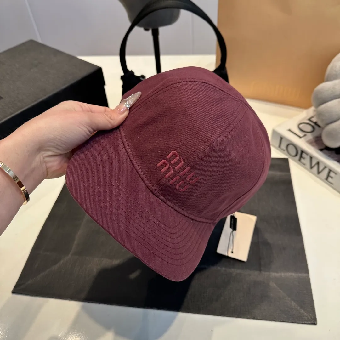 P80 synchronized with Miumiu counters. Colorful drawstring baseball cap. Miumiu new baseball cap. Popular style at the moment. Full of street style. Trendy and versatile. Xiaohongshuzhongcao. Get your boyfriend and be cool together. Highly recommended to everyone. Head circumference 55-58cm. Size can be adjusted.