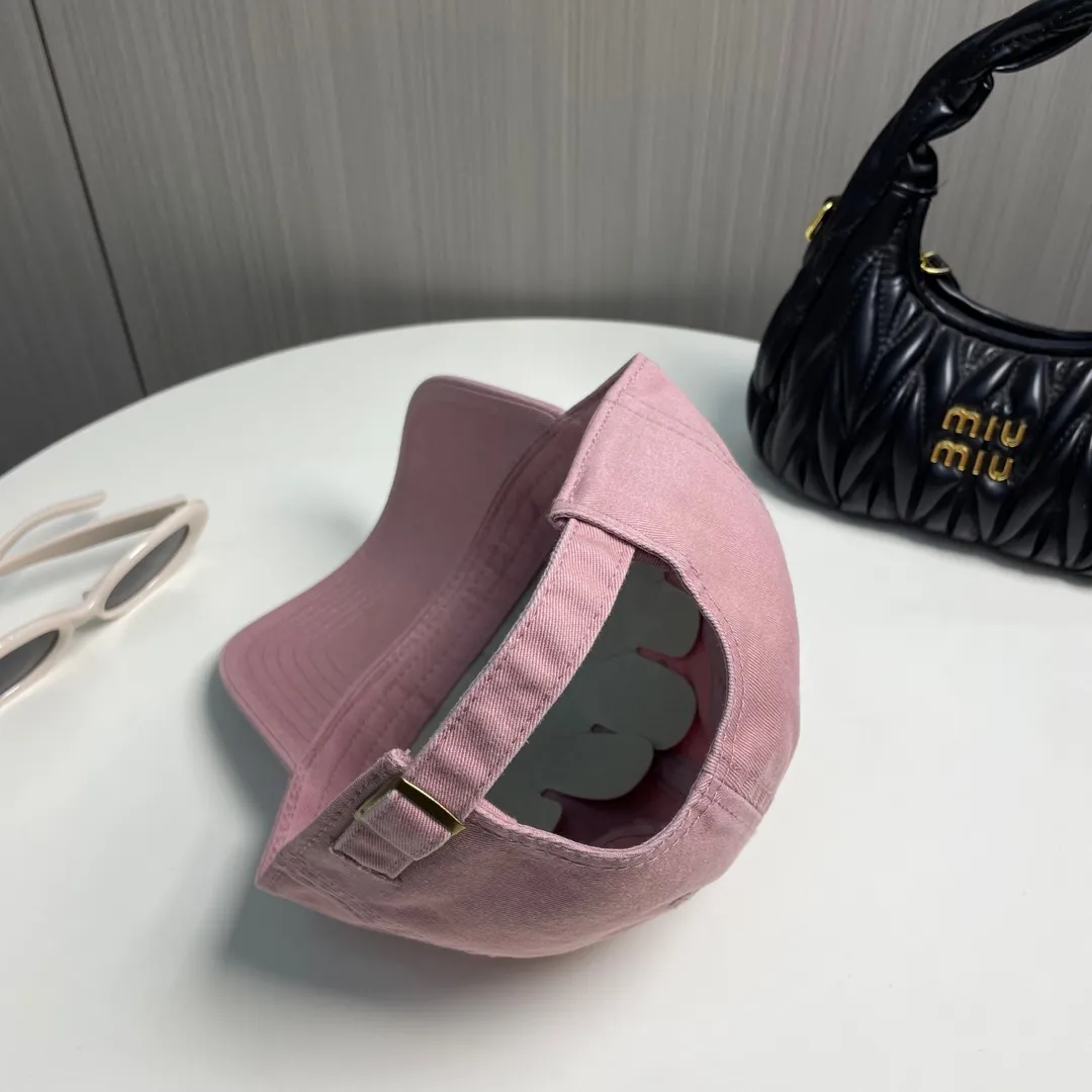 P60 miumiu new solid color baseball cap, the hottest color at the moment - full of street style! Trendy and versatile, Xiaohongshu grows grass, poison, get your boyfriend, and cool together