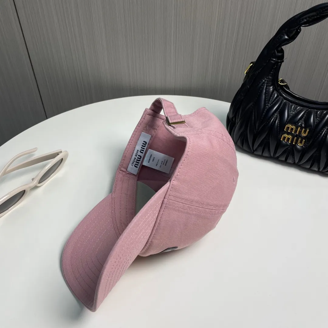 P60 miumiu new solid color baseball cap, the hottest color at the moment - full of street style! Trendy and versatile, Xiaohongshu grows grass, poison, get your boyfriend, and cool together