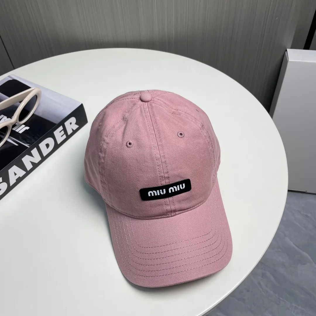 P60 miumiu new solid color baseball cap, the hottest color at the moment - full of street style! Trendy and versatile, Xiaohongshu grows grass, poison, get your boyfriend, and cool together