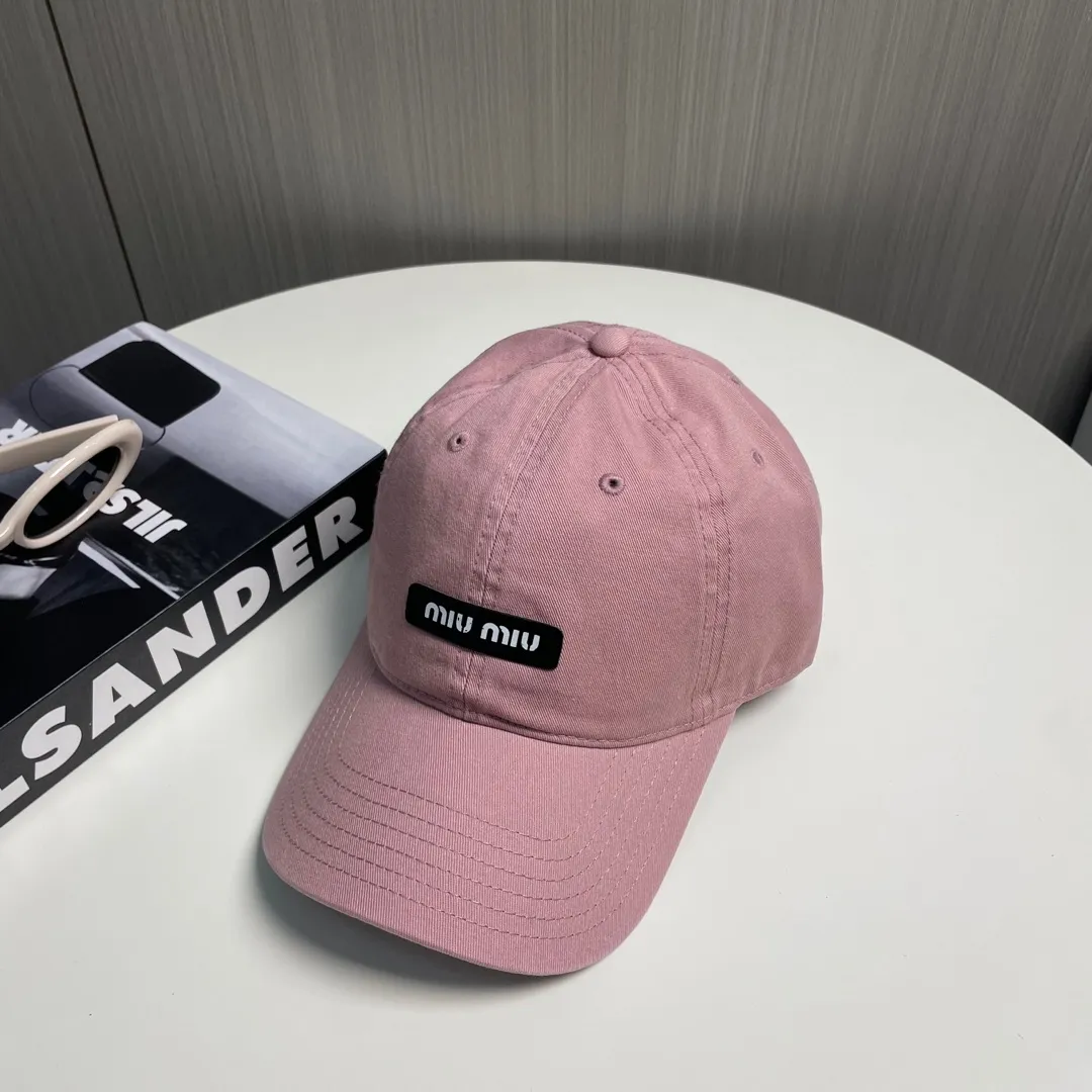 P60 miumiu new solid color baseball cap, the hottest color at the moment - full of street style! Trendy and versatile, Xiaohongshu grows grass, poison, get your boyfriend, and cool together