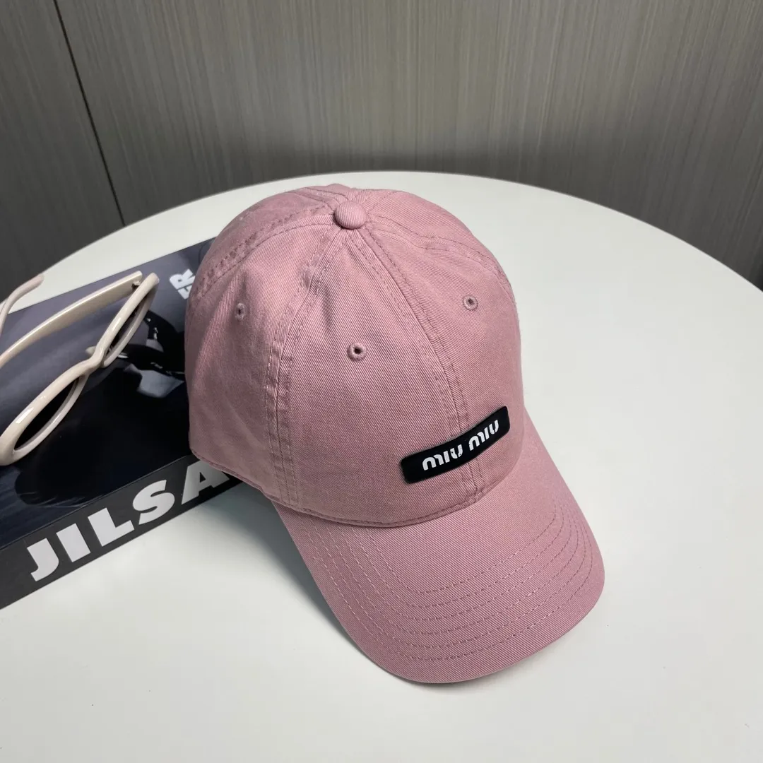 P60 miumiu new solid color baseball cap, the hottest color at the moment - full of street style! Trendy and versatile, Xiaohongshu grows grass, poison, get your boyfriend, and cool together