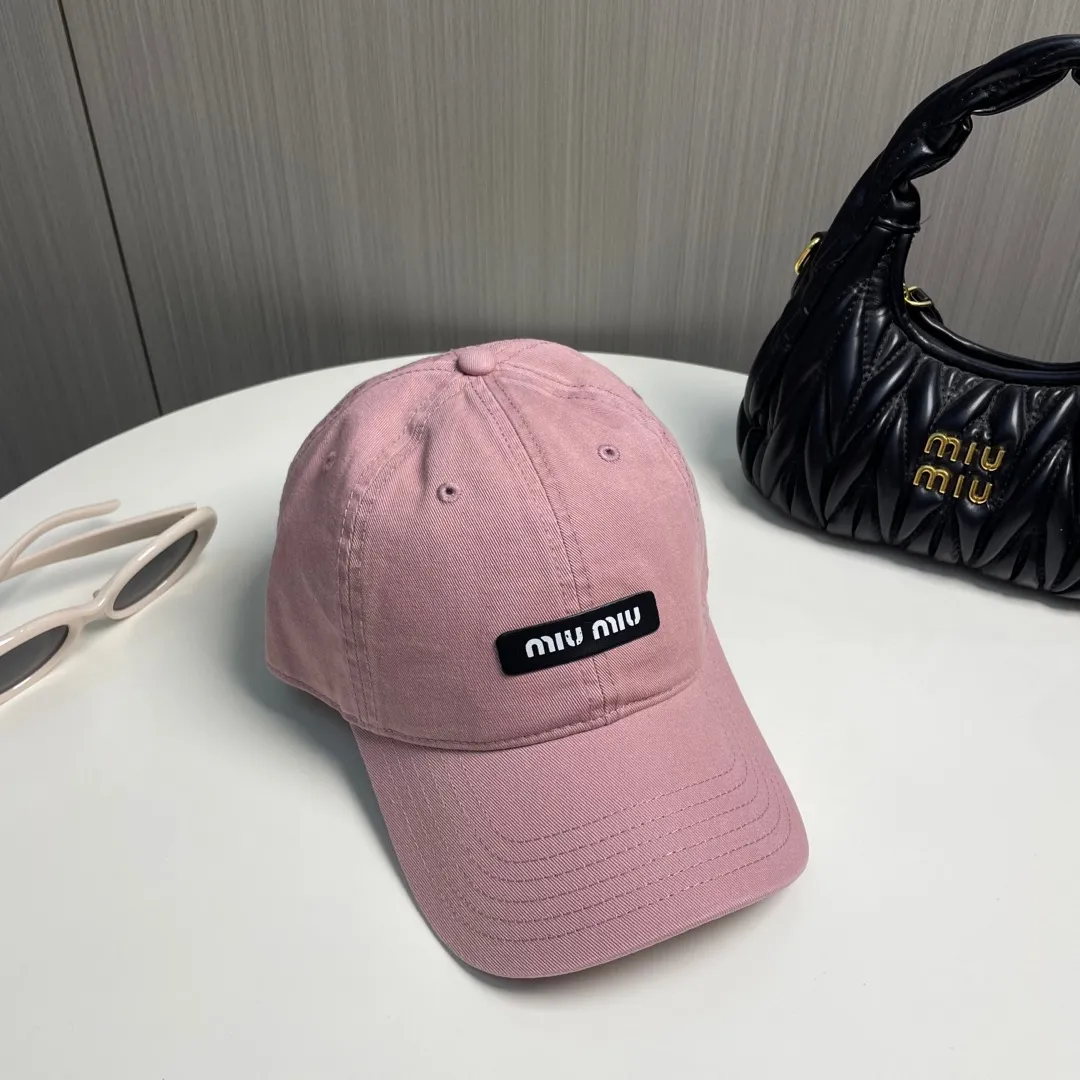 P60 miumiu new solid color baseball cap, the hottest color at the moment - full of street style! Trendy and versatile, Xiaohongshu grows grass, poison, get your boyfriend, and cool together