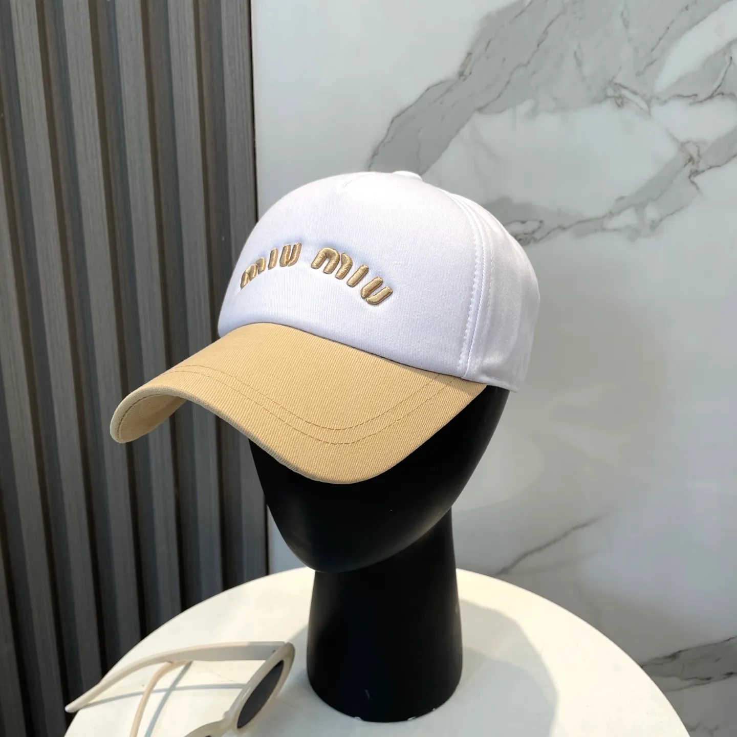 P70💛 Comes with dust bag. [Miumiu Miu Miu] New order style embroidered baseball cap🧢Big brand style is super easy to match, hurry up and get it!