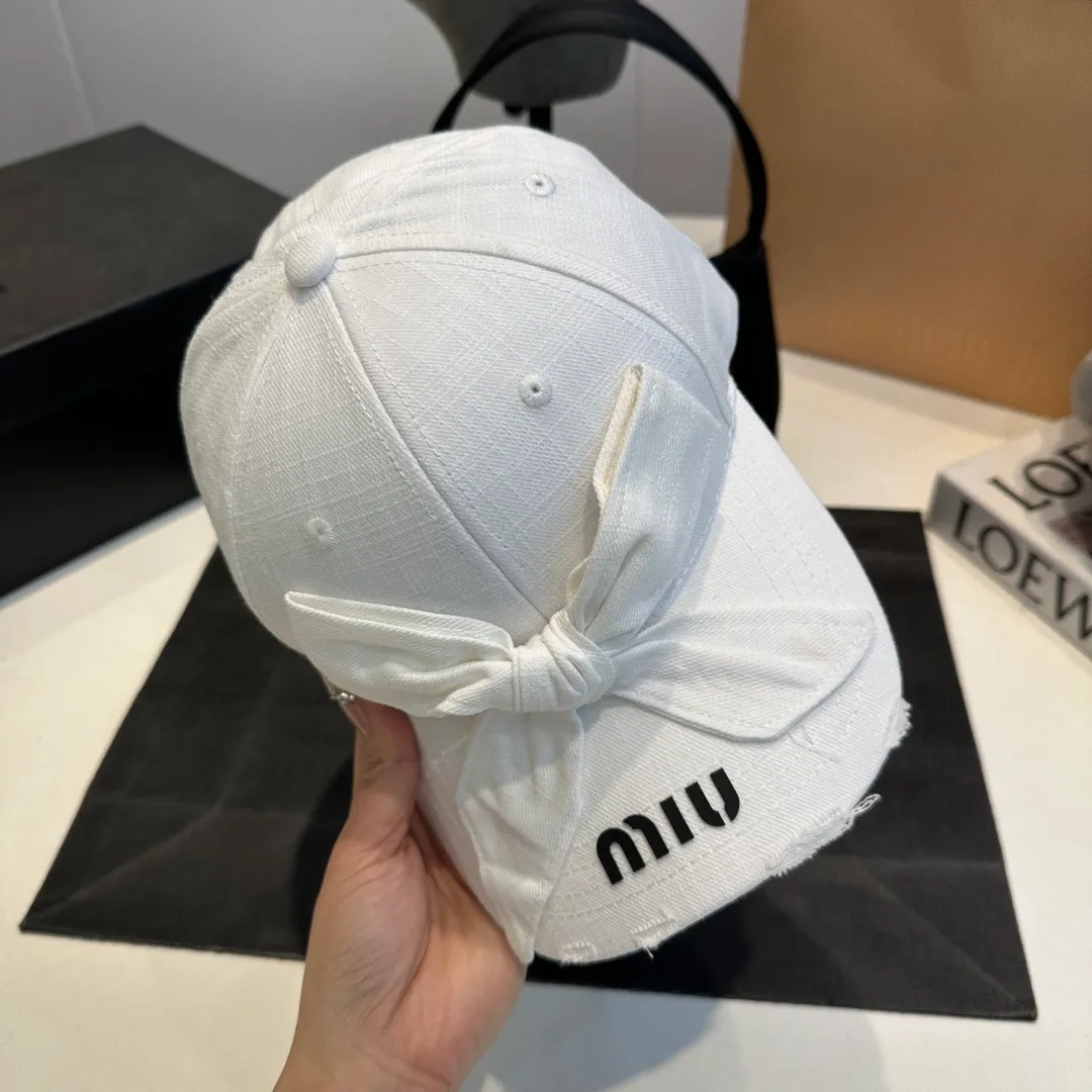 P56 MIUMIU～25 Spring Butterfly New Baseball Cap This hat is so beautiful! The hole design adds a bit of casualness and uninhibitedness, allowing you to easily wear it with casual wear or sportswear.