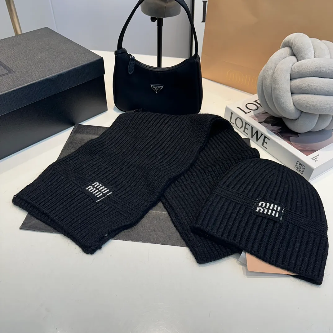 P200 miumiu two-piece knitted hat set, popular at Miumiu counter. Hat + scarf. New product released by Xiaohongshu. Very warm. High-elastic fabric. Classic colors. Same style for men and women.