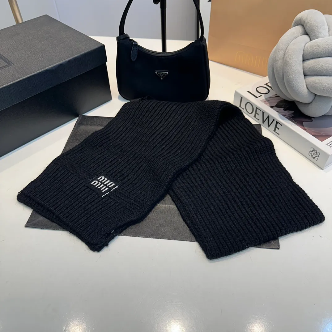 P200 miumiu two-piece knitted hat set, popular at Miumiu counter. Hat + scarf. New product released by Xiaohongshu. Very warm. High-elastic fabric. Classic colors. Same style for men and women.