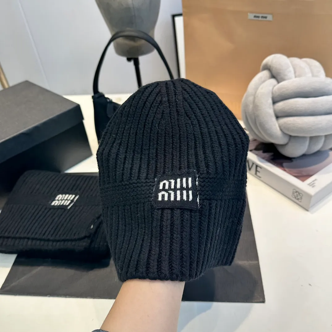 P200 miumiu two-piece knitted hat set, popular at Miumiu counter. Hat + scarf. New product released by Xiaohongshu. Very warm. High-elastic fabric. Classic colors. Same style for men and women.