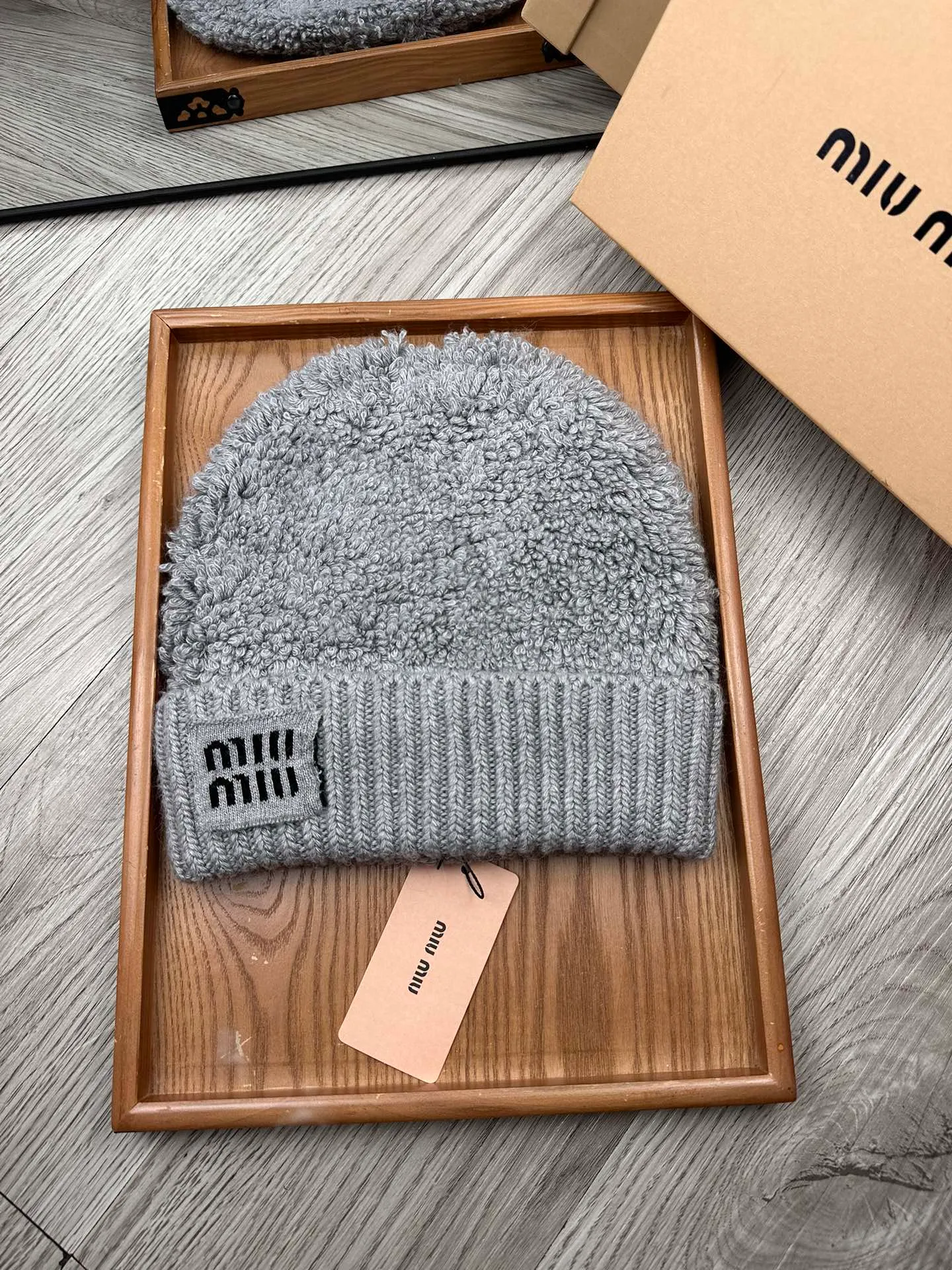 🌹¥100. miumiu. [Wool single hat] Small wool provided by customer! A precious collection of soul hats! Colored yarn supplied by customers. Every color is very beautiful! classic! Soft to the touch. 70% wool ➕ 30% rabbit fur. A combed lamb can only produce 30-40g of wool. Such a hat requires three or four lambs. Don't compare it with ordinary hats on the market. Is the yarn supplied by the customer good? The market products are incomparable! The materials are top-notch and luxurious. This is the charm of the product. It is easy to get in and out of the counter. If you come to the mixed counter, you will definitely buy it. I love the plain color and every color. And it is durable! It can be worn by men, women and children! When you see the real thing, you can beautify it ~