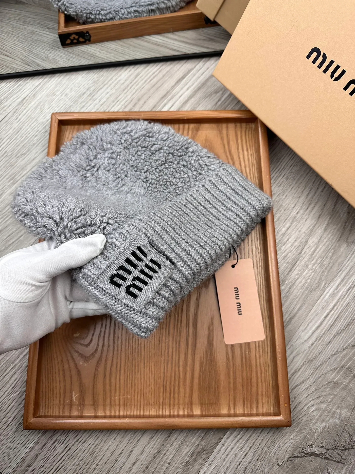 🌹¥100. miumiu. [Wool single hat] Small wool provided by customer! A precious collection of soul hats! Colored yarn supplied by customers. Every color is very beautiful! classic! Soft to the touch. 70% wool ➕ 30% rabbit fur. A combed lamb can only produce 30-40g of wool. Such a hat requires three or four lambs. Don't compare it with ordinary hats on the market. Is the yarn supplied by the customer good? The market products are incomparable! The materials are top-notch and luxurious. This is the charm of the product. It is easy to get in and out of the counter. If you come to the mixed counter, you will definitely buy it. I love the plain color and every color. And it is durable! It can be worn by men, women and children! When you see the real thing, you can beautify it ~