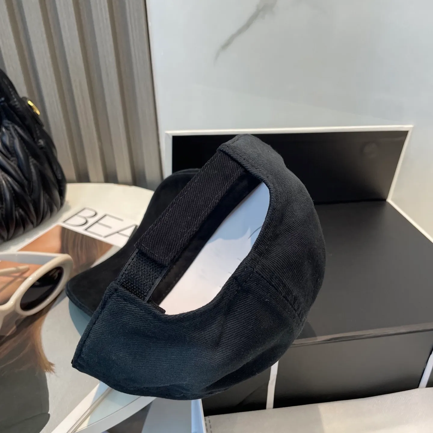 P66 miumiu's new baseball cap from Miu Miu's counter. One-to-one mold customization. Head circumference 57cm. Unisex. miumiu's new baseball cap is popular right now and has a full street feel! Trendy and versatile, Xiaohongshu grows grass, poison, get your boyfriend, and cool together