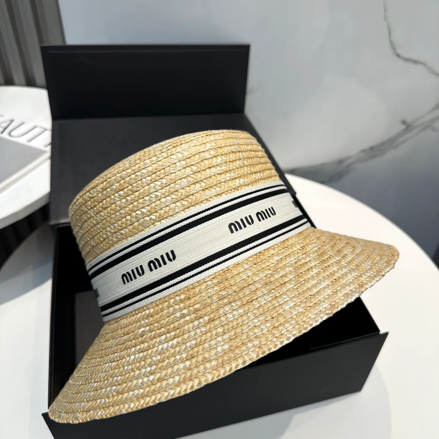 P80 miumiu new straw hat, advanced customization, lady style, attention to detail, sun protection and UV protection in summer, a must-have for travel, versatile and good-looking