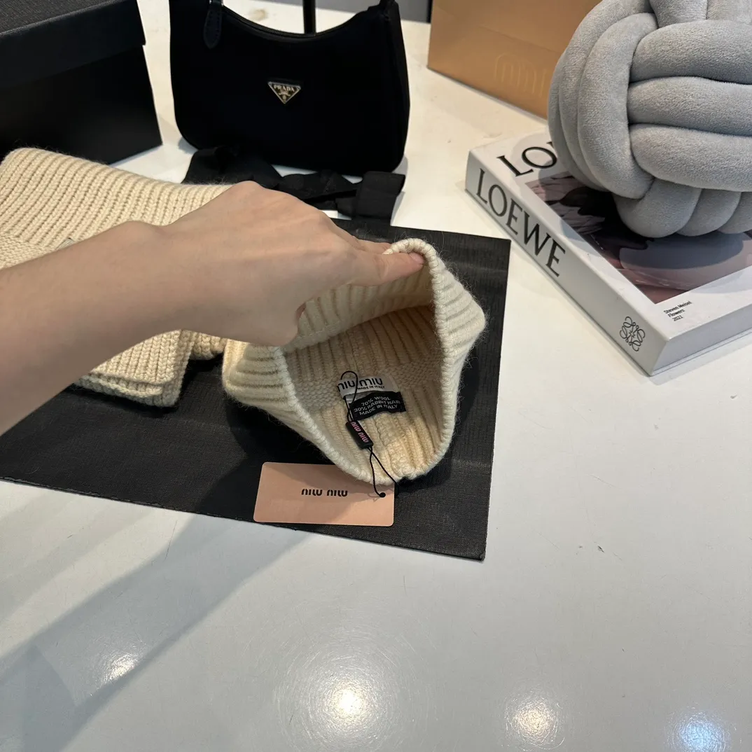 P200 miumiu two-piece knitted hat set, popular at Miumiu counter. Hat + scarf. New product released by Xiaohongshu. Very warm. High-elastic fabric. Classic colors. Same style for men and women.