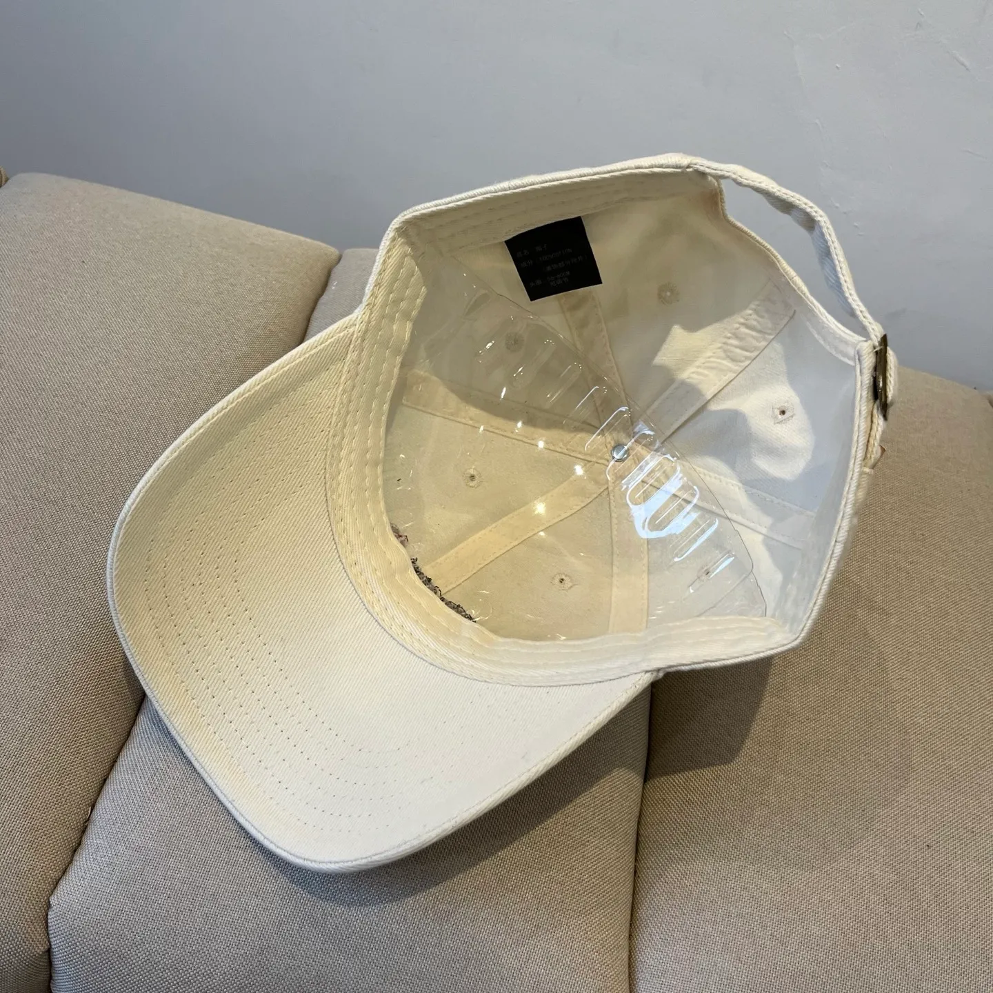 P60 miumiu original spring and summer new baseball cap, authentic mold-making and custom-made, the original workmanship is meticulous and the quality is superb!