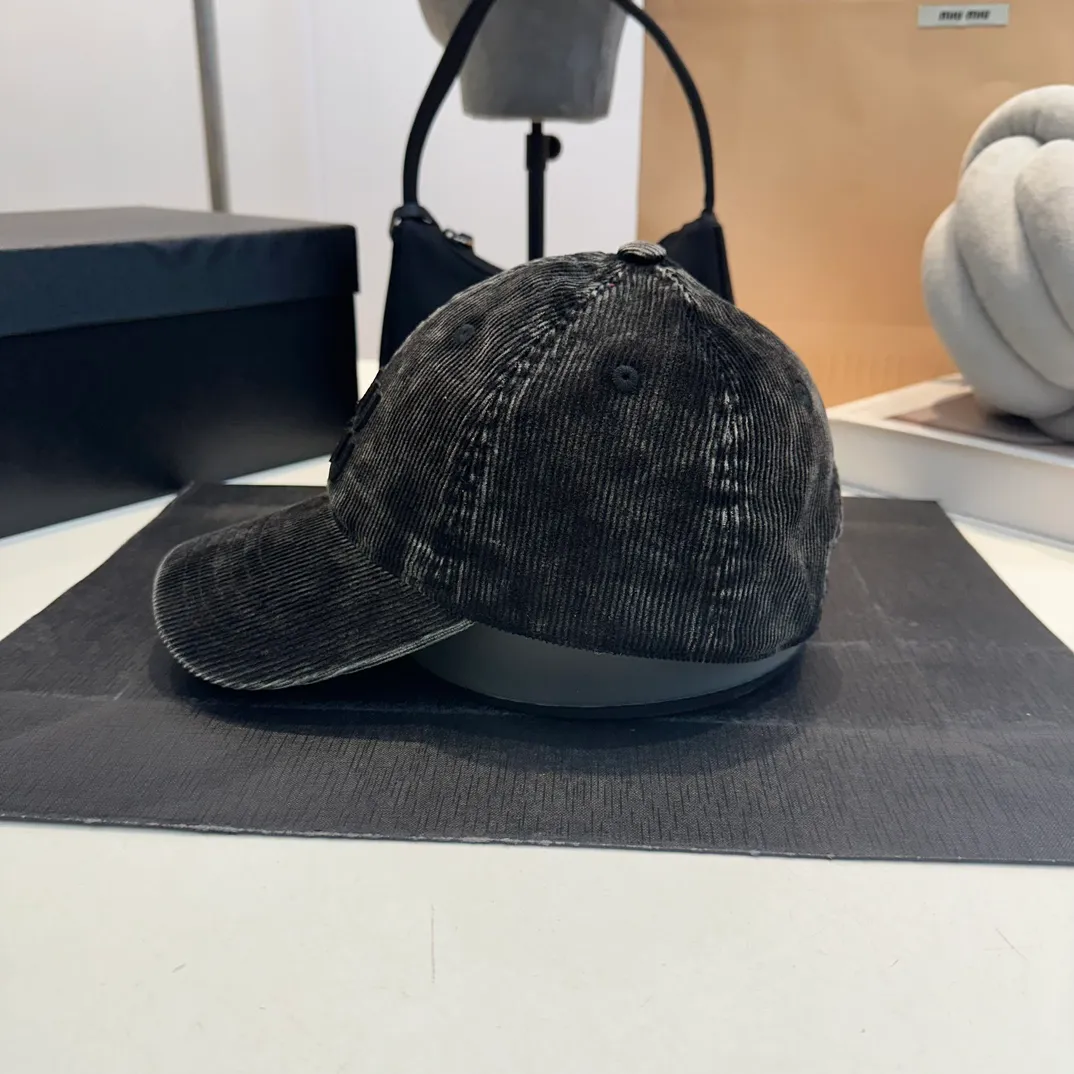 P60 Rare goods! miumiu24 classic denim baseball! This year’s hottest item in the hat category! The collision of denim material and baseball cap reveals a retro, innocent and straightforward style, which is also very everyday! The workmanship quality of a major foreign trade factory + the blessing of original fabrics and double insurance are rare and must-have products.