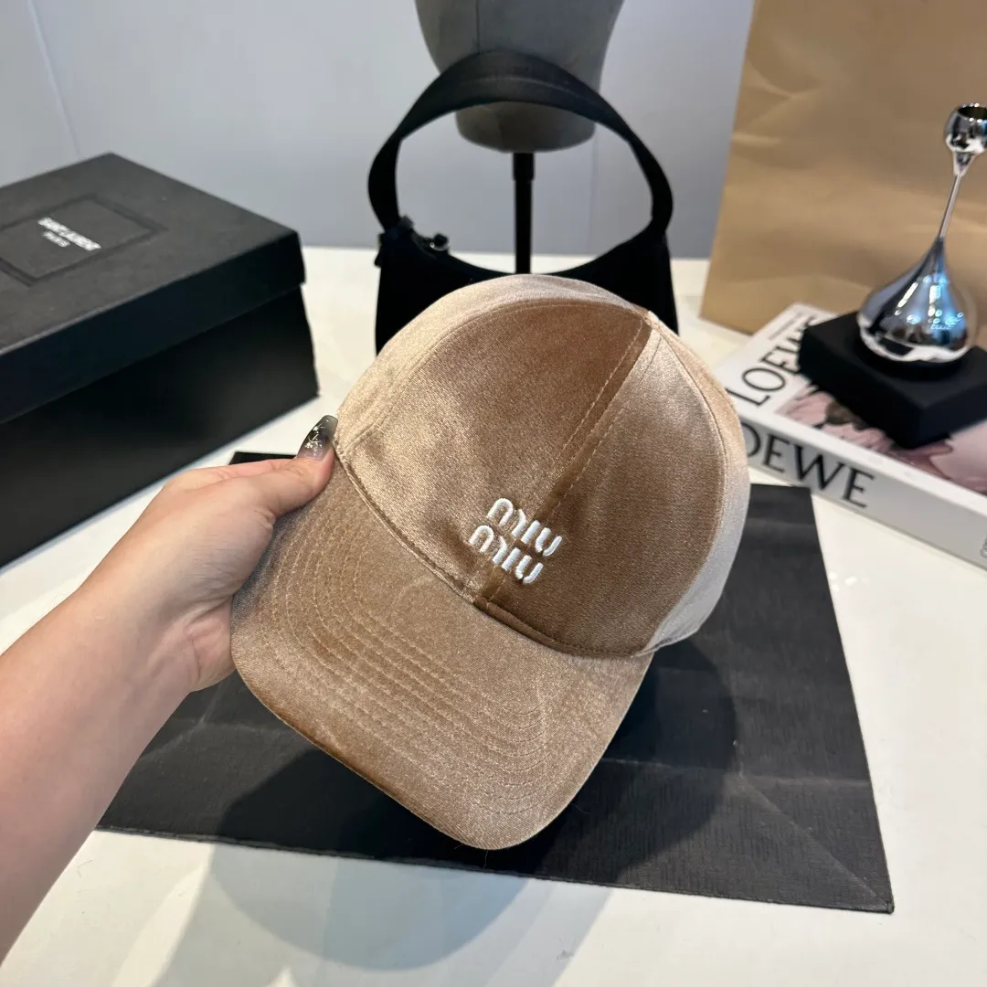 P60 miumiu 25 autumn and winter new velvet letter embroidered baseball cap